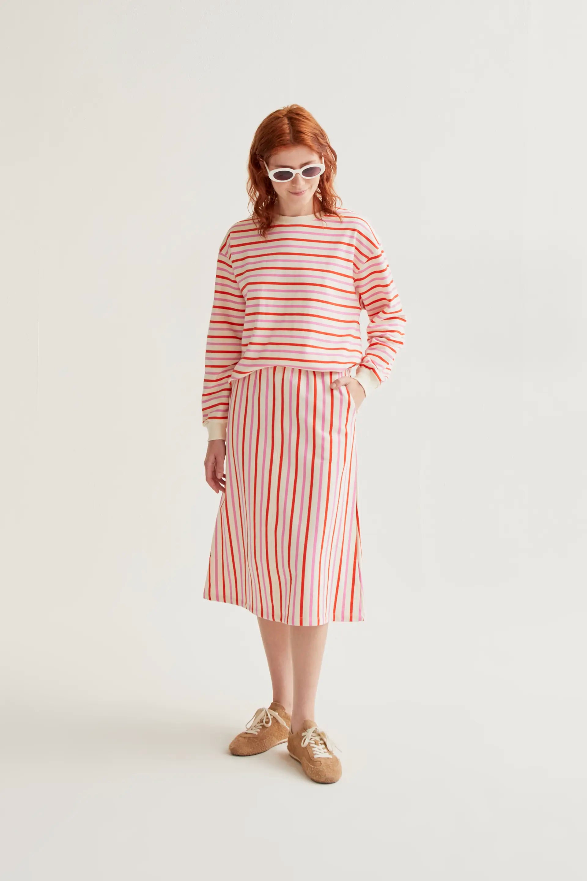 Falda midi con estampado de rayas rosa y rojo