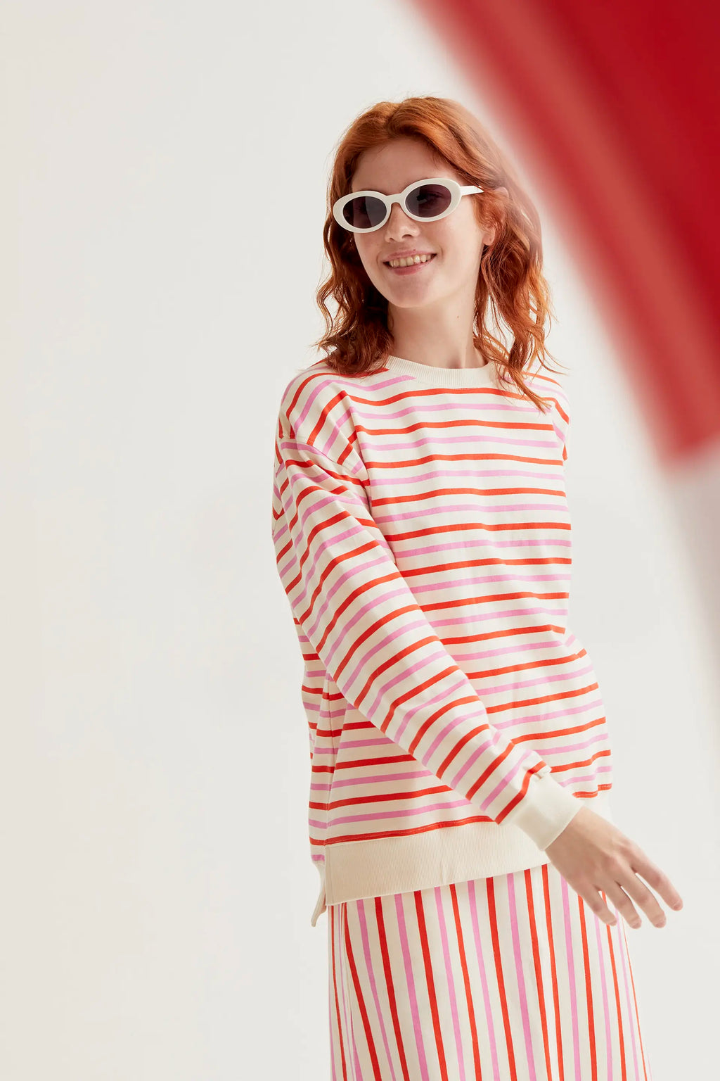 Falda midi con estampado de rayas rosa y rojo