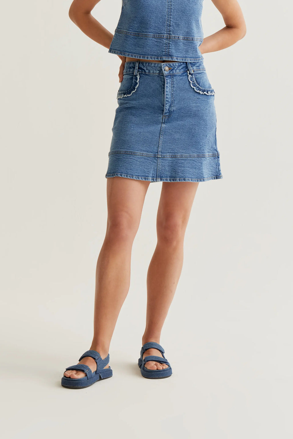 Falda denim azul con detalle de volantes