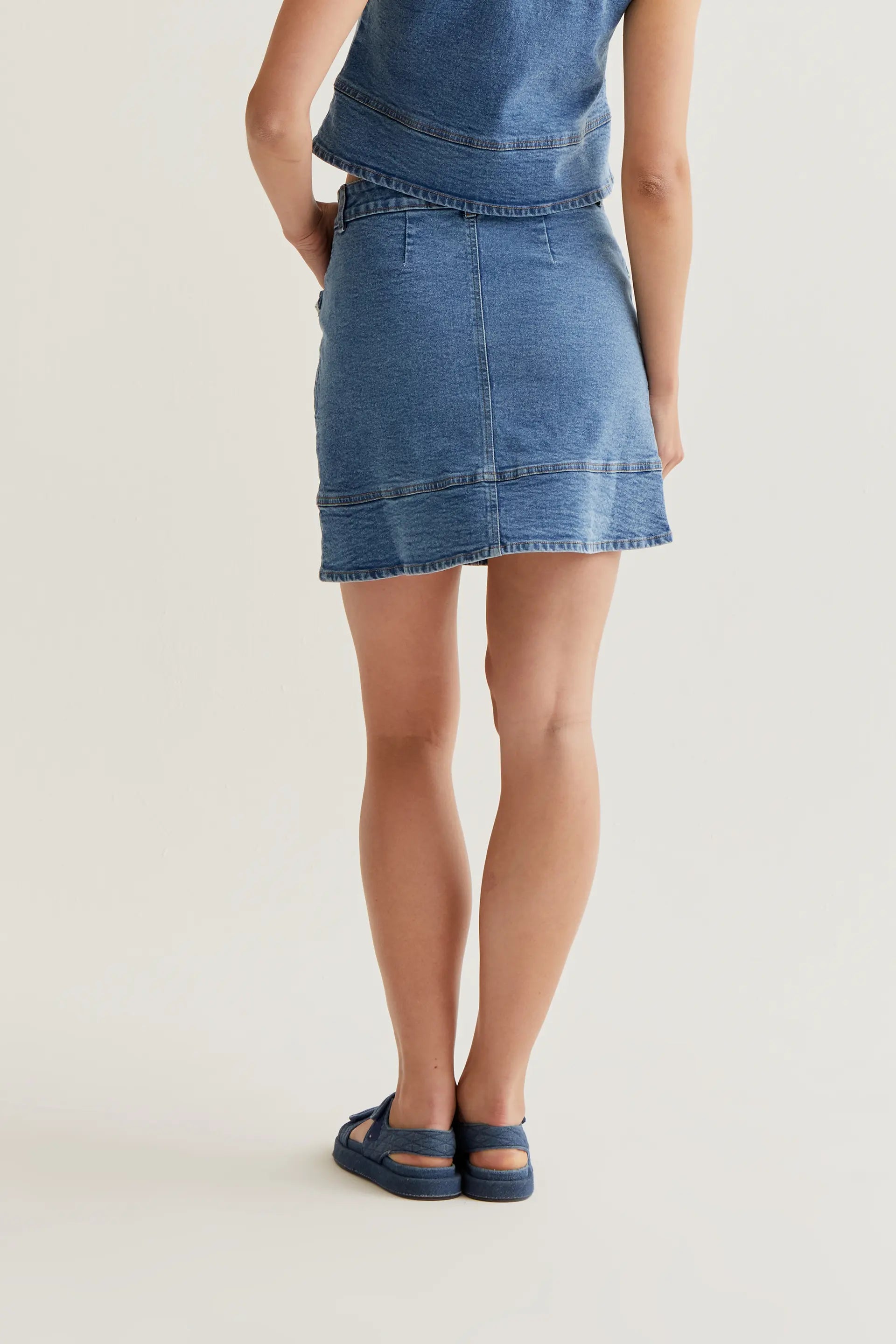 Falda denim azul con detalle de volantes