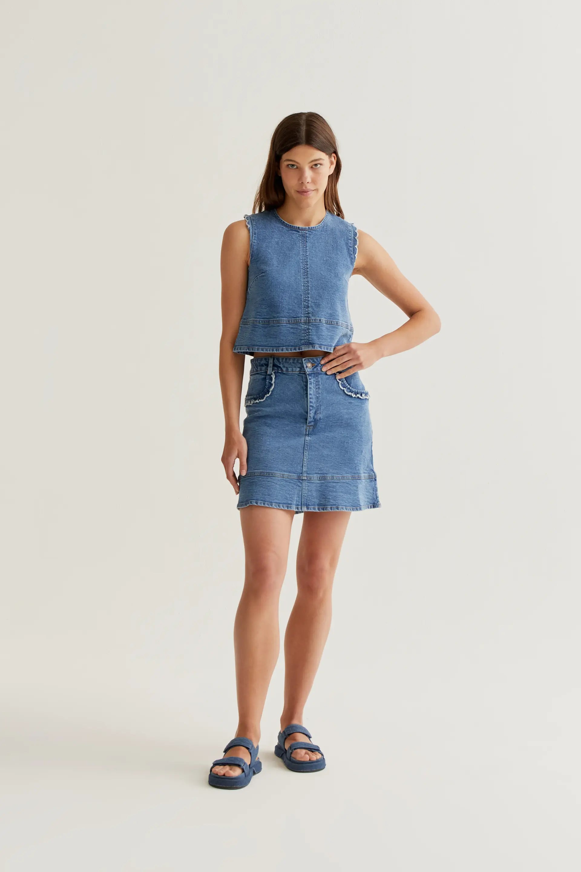 Falda denim azul con detalle de volantes