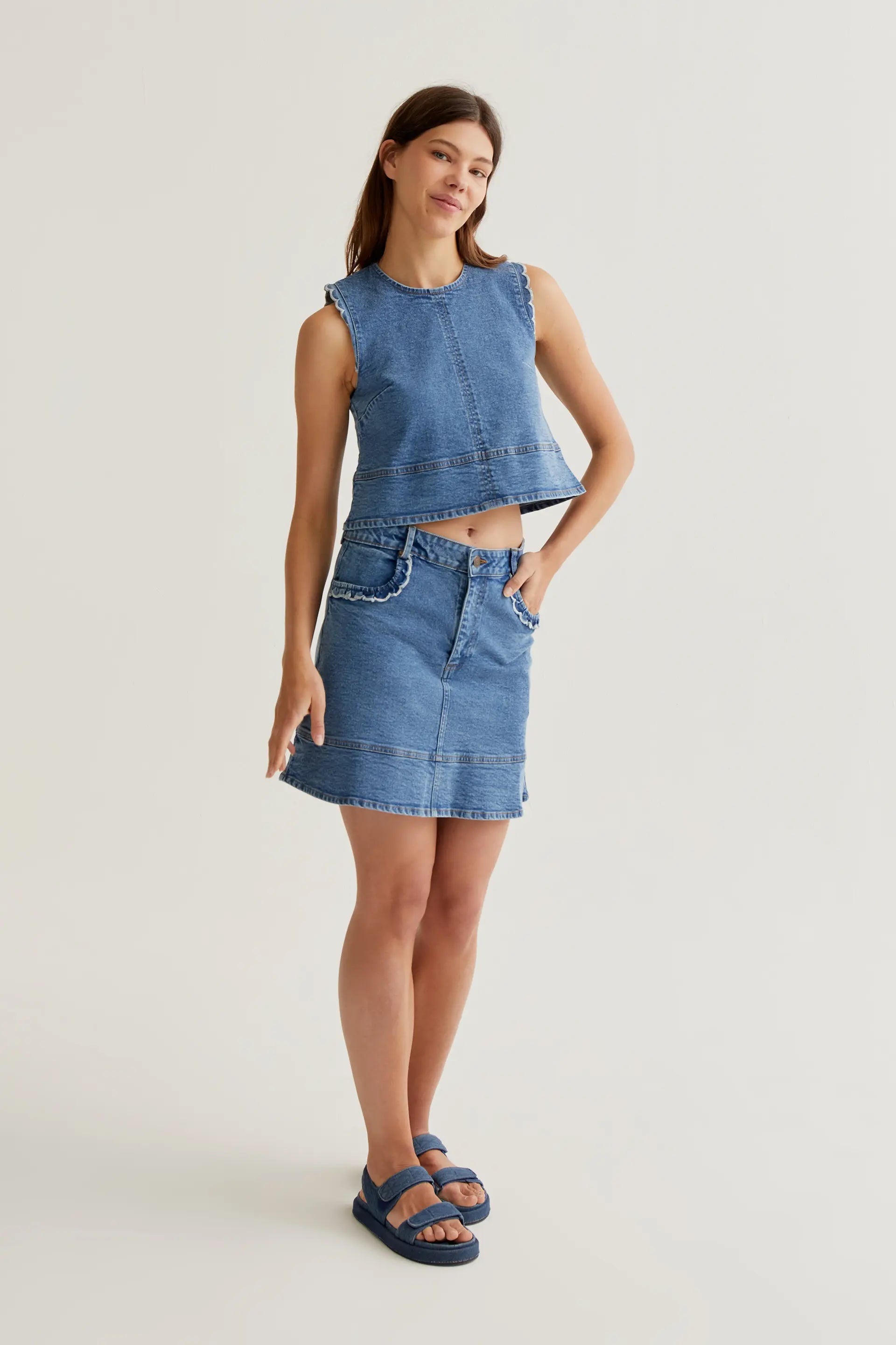 Falda denim azul con detalle de volantes