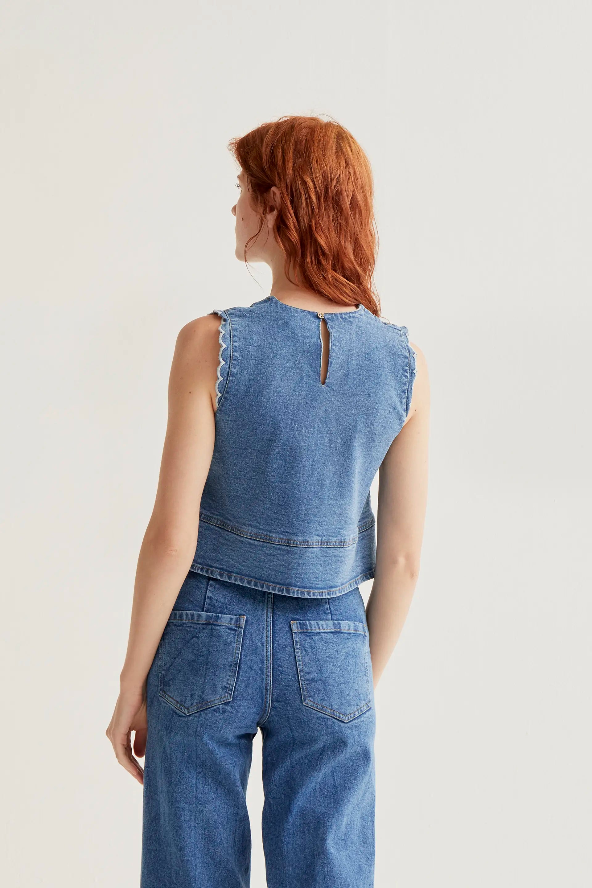 Top vaquero azul con detalles de ondas