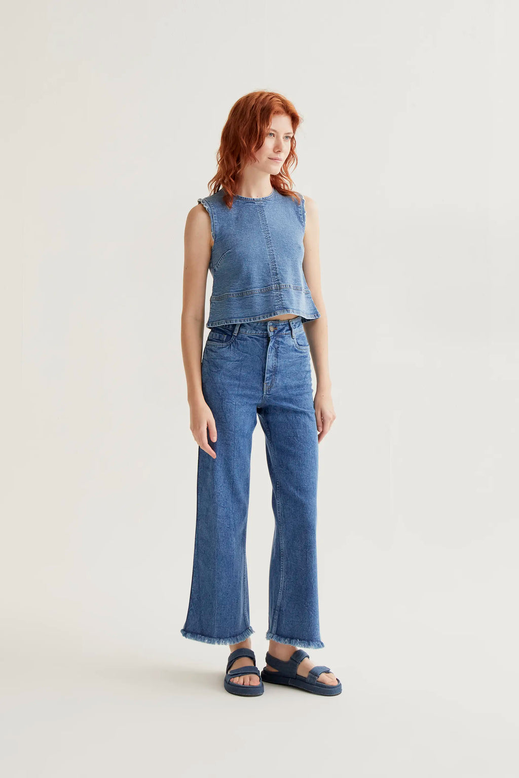 Top vaquero azul con detalles de ondas