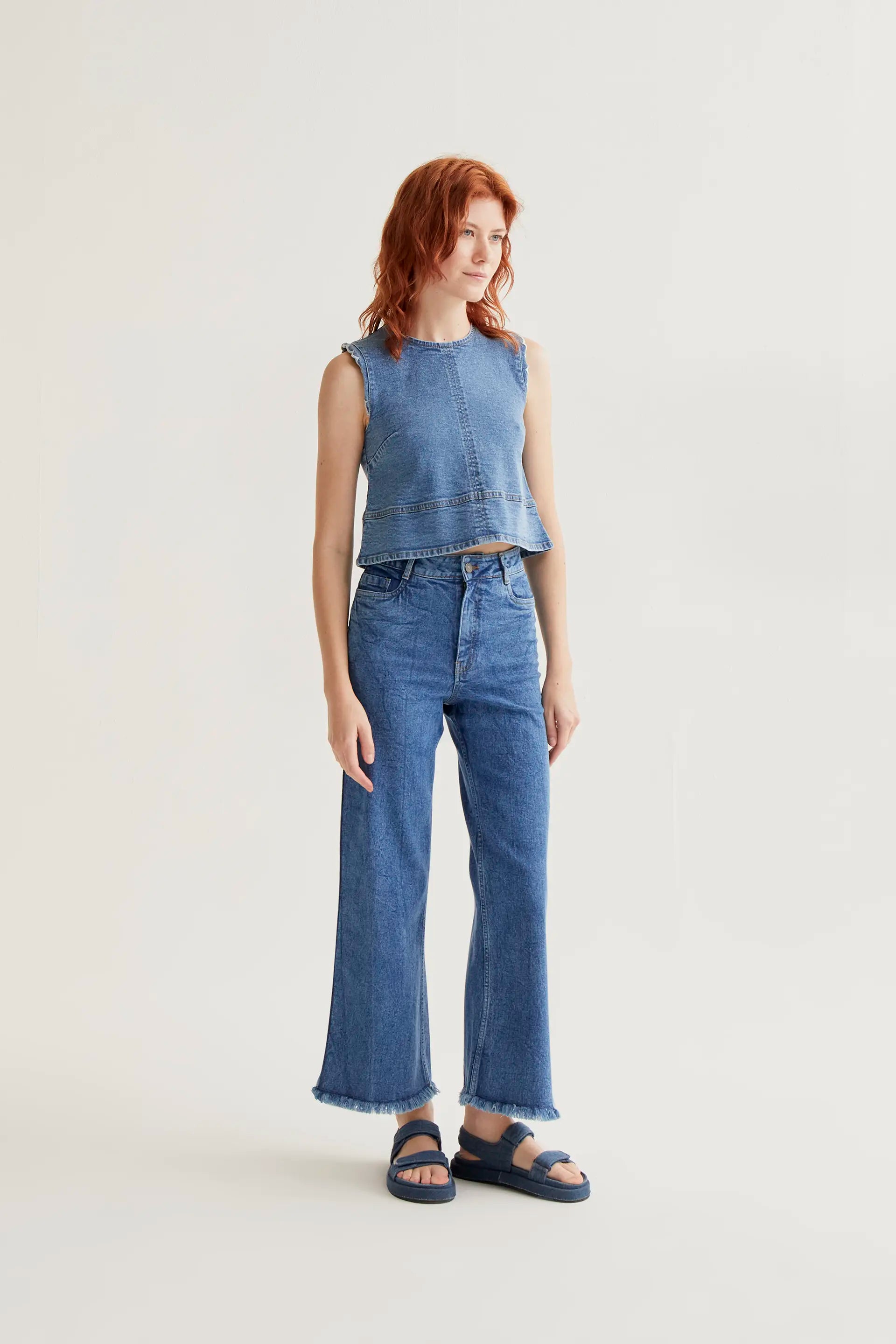 Top vaquero azul con detalles de ondas