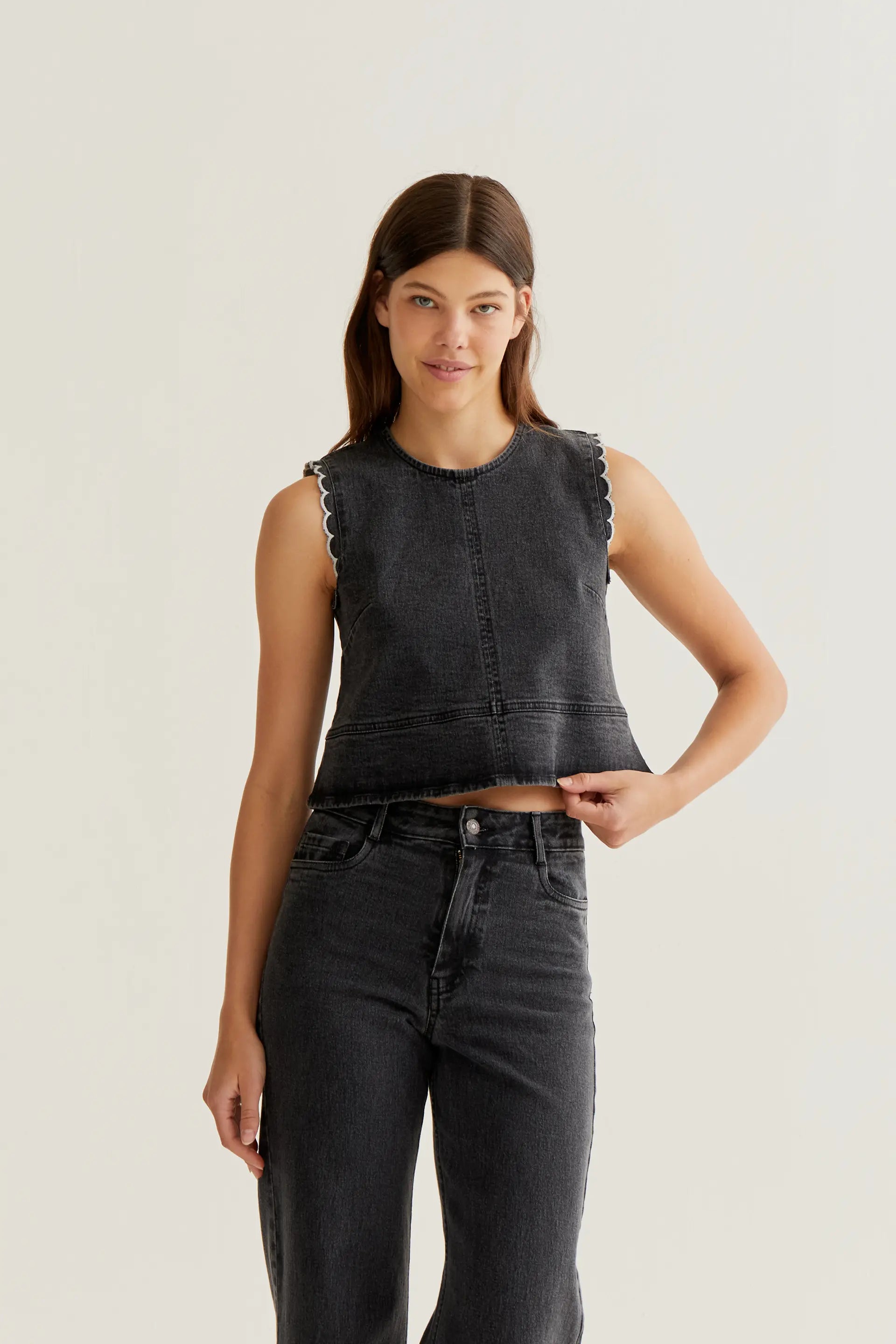 Top vaquero negro con detalles de ondas