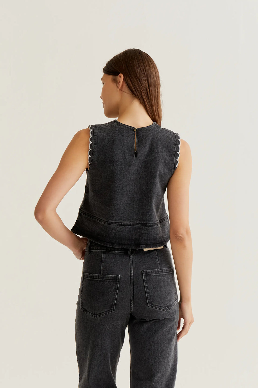 Top vaquero negro con detalles de ondas