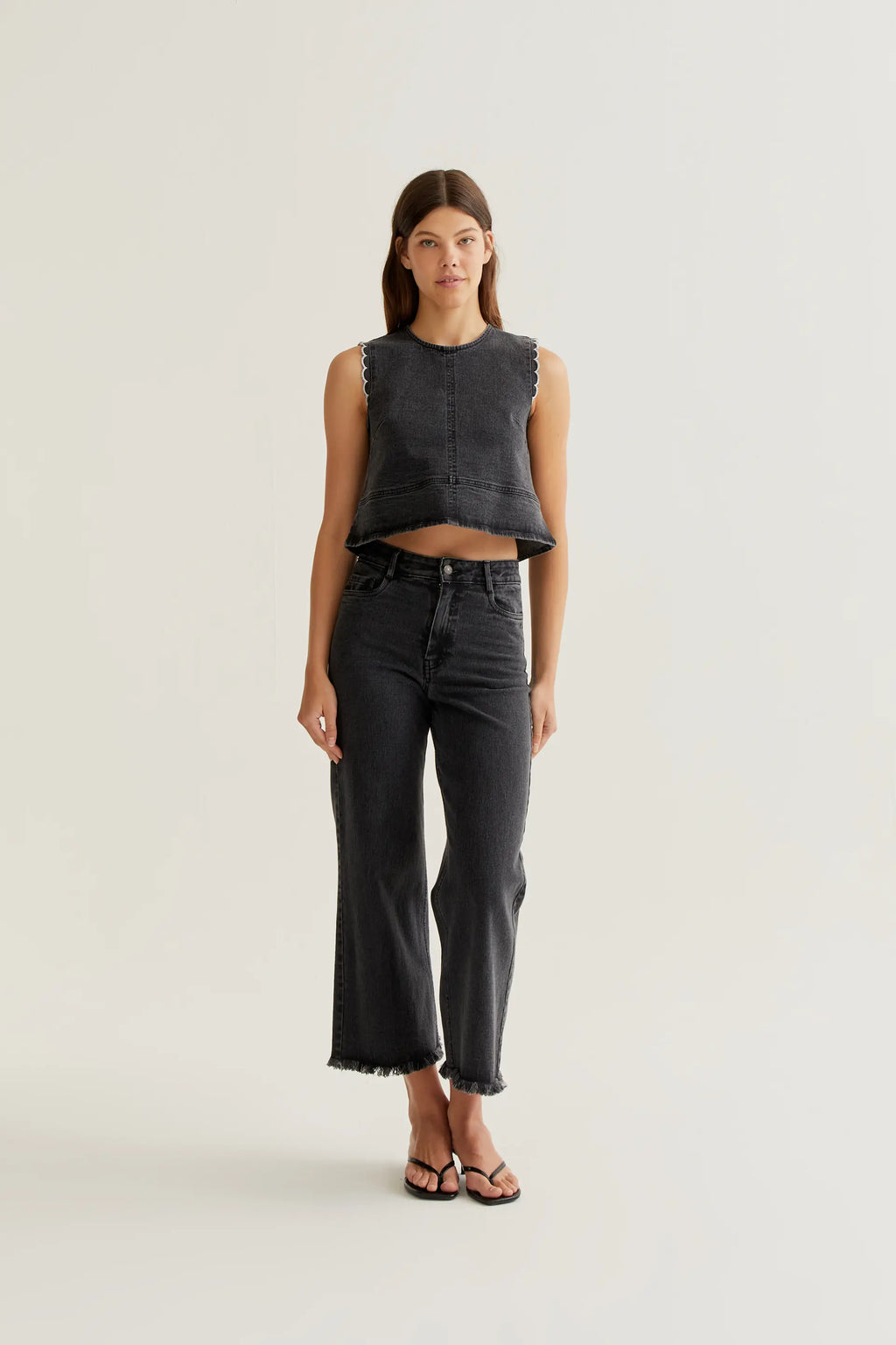 Top vaquero negro con detalles de ondas