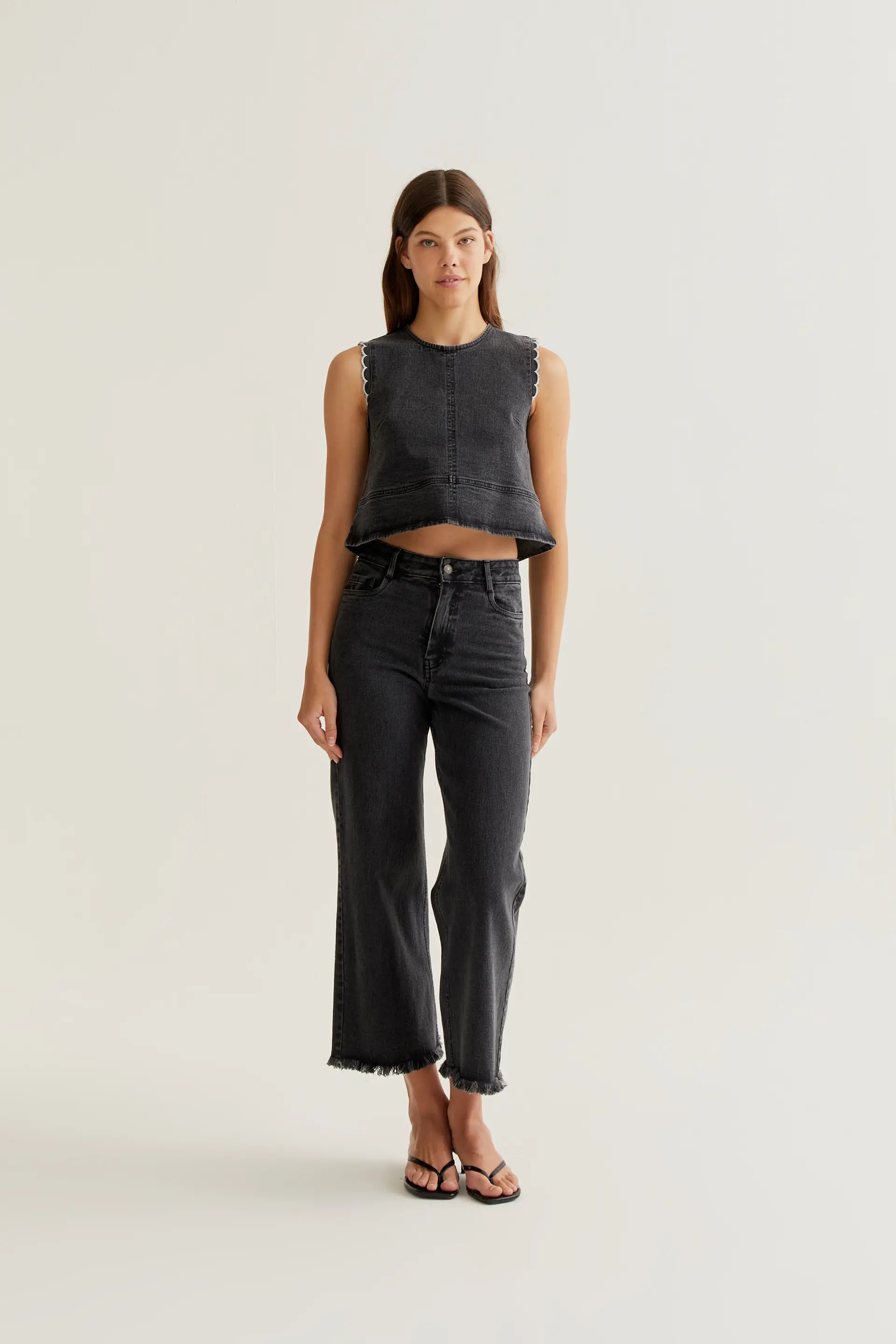 Top vaquero negro con detalles de ondas