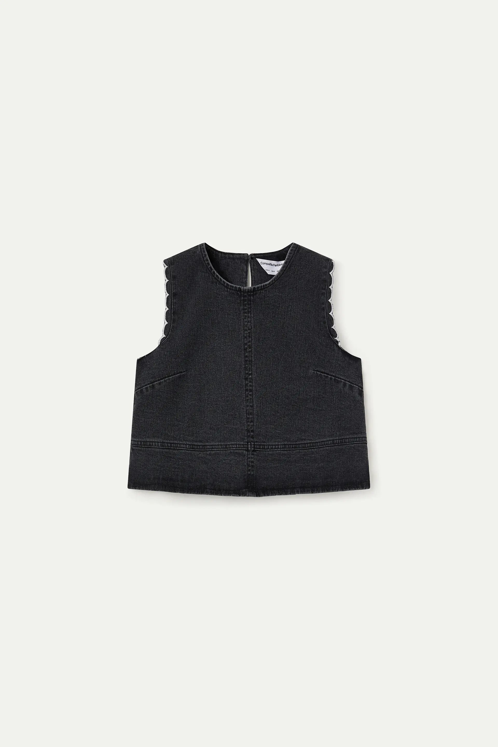 Top vaquero negro con detalles de ondas