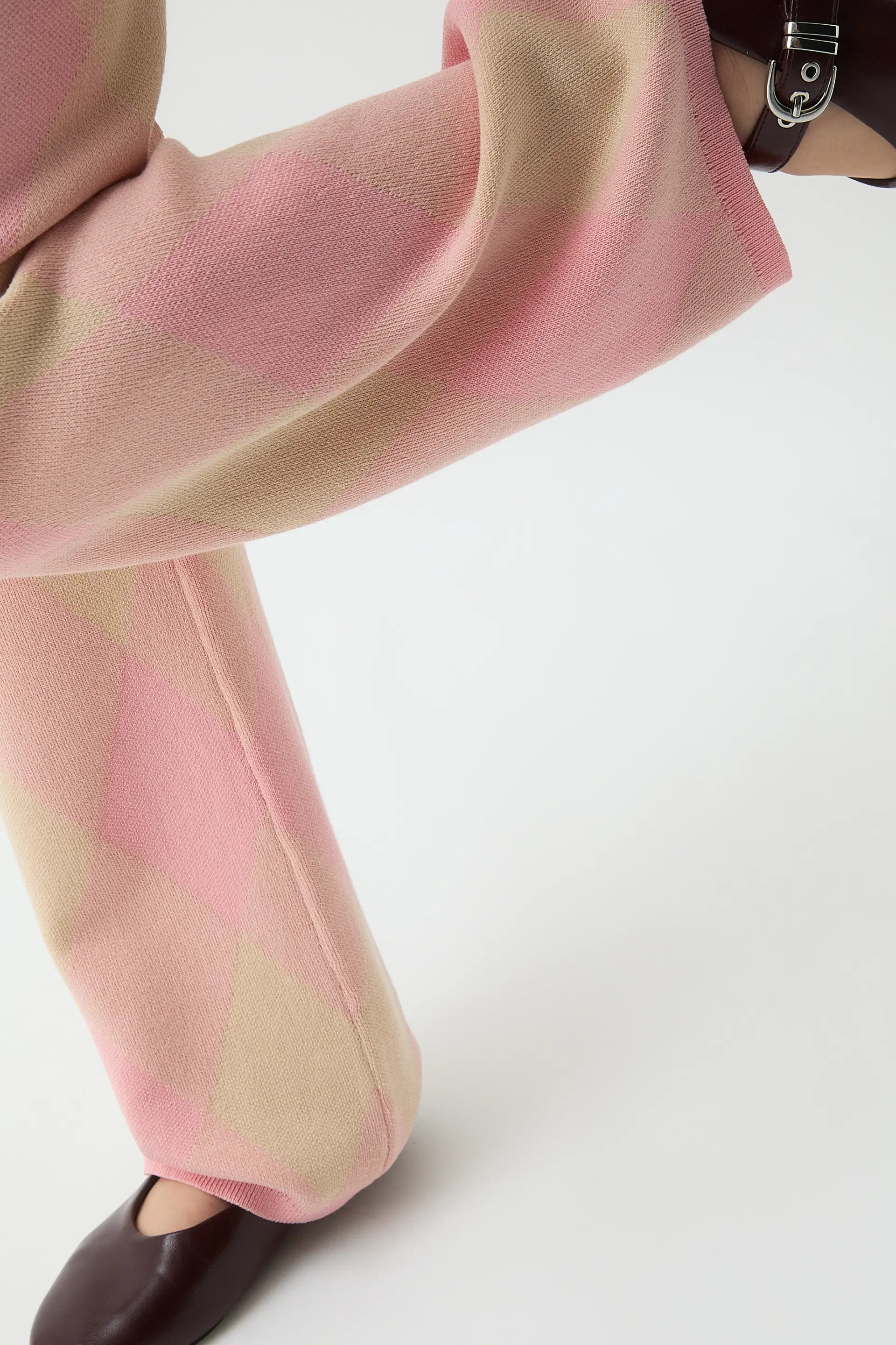 Pantalón punto jacquard de niña con rombos rosas