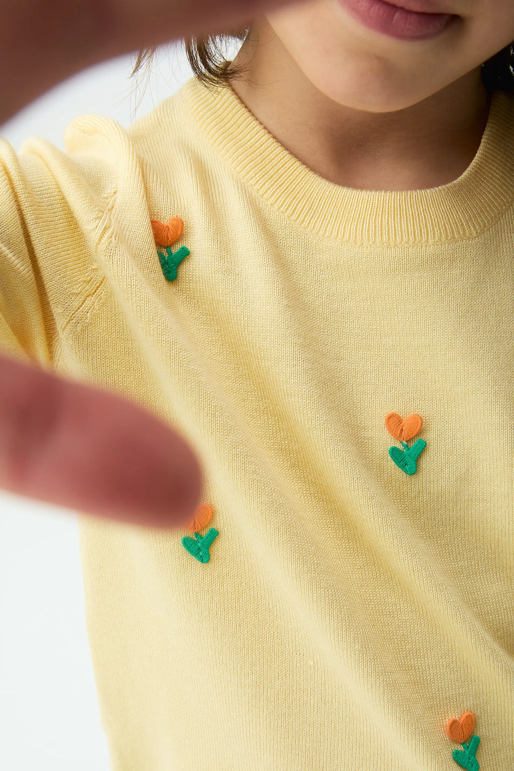 Top de ni?a punto amarillo con detalle floral
