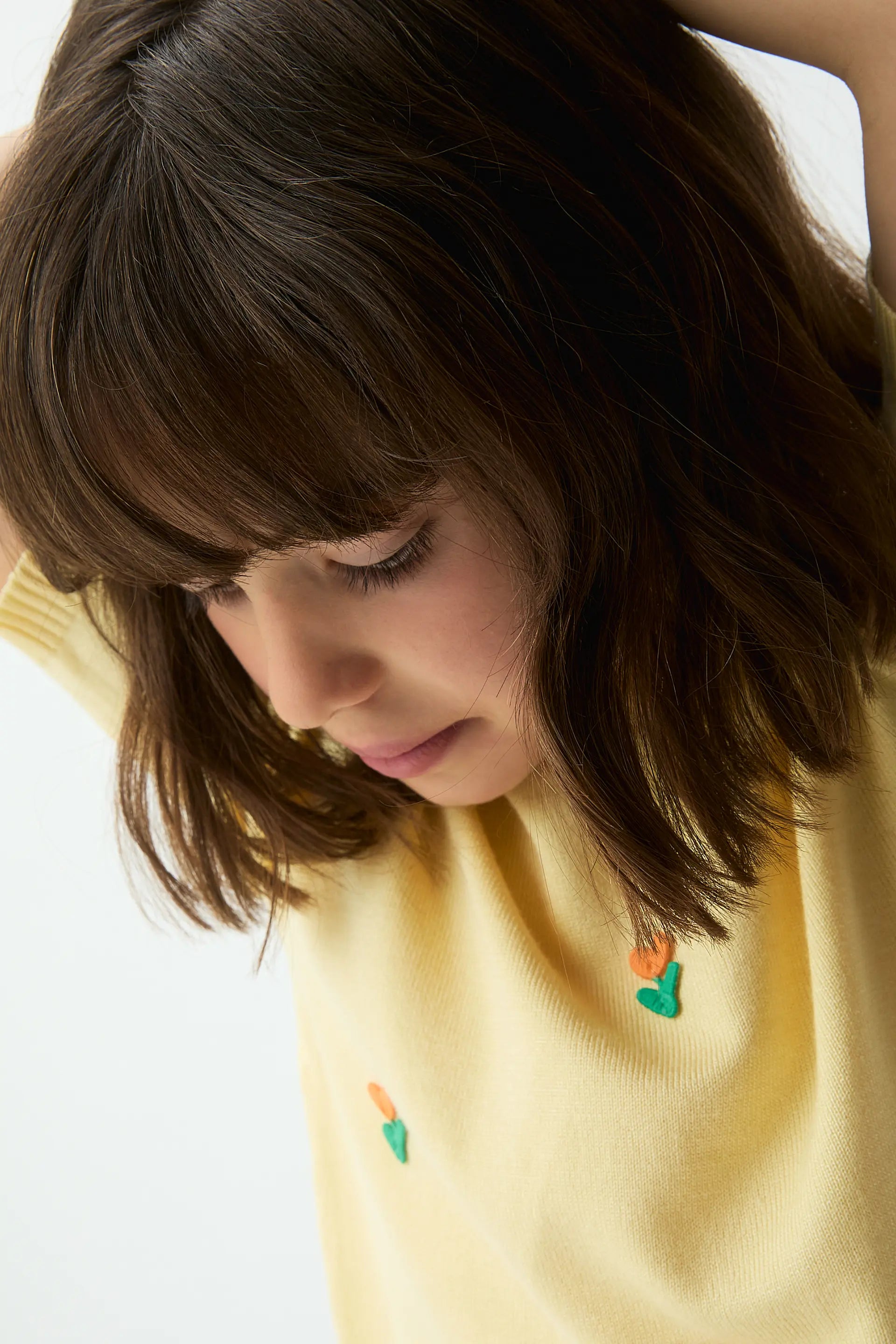 Top de ni?a punto amarillo con detalle floral