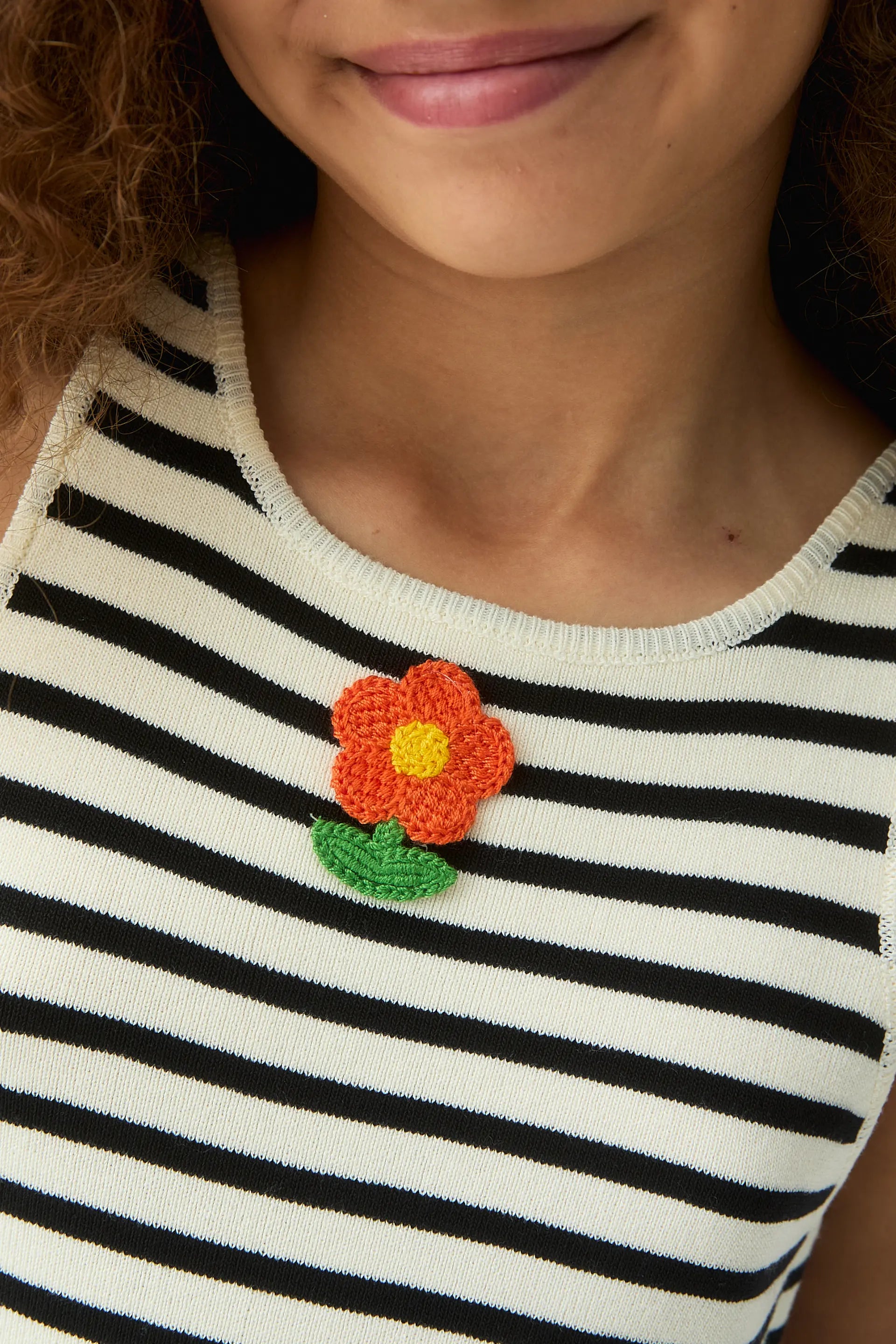 Top de ni?a con bordado de flor
