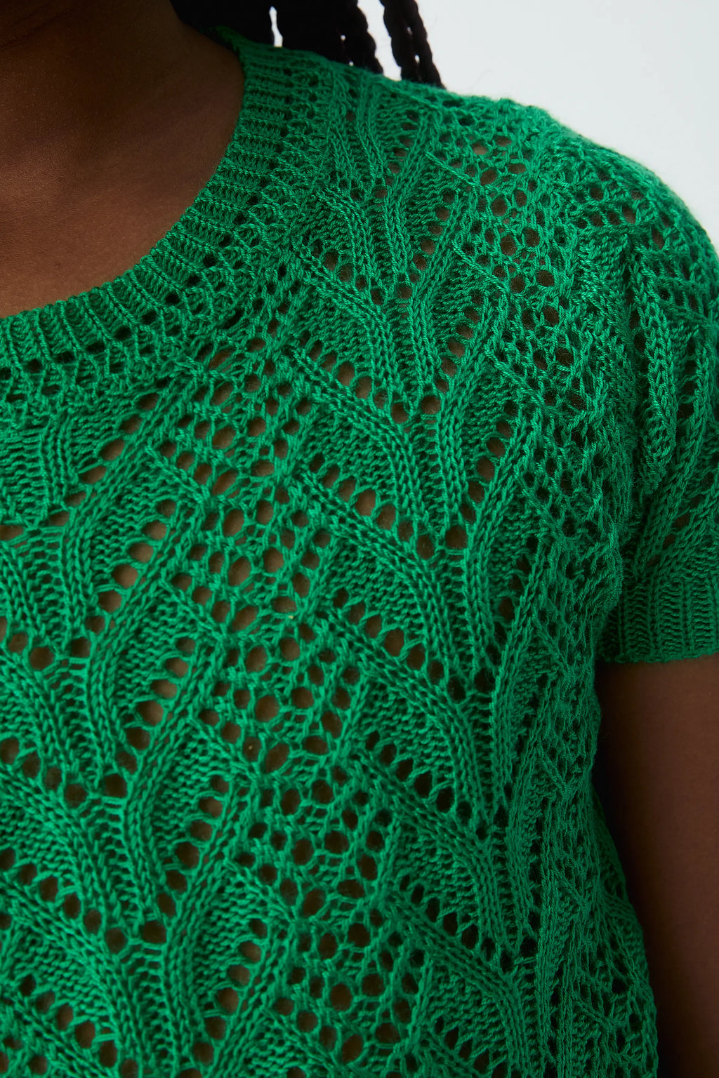 Jersey de niña con bordado verde