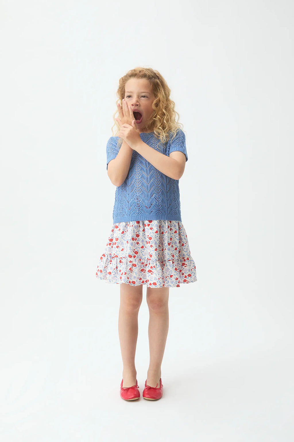 Jersey de niña con bordado azul
