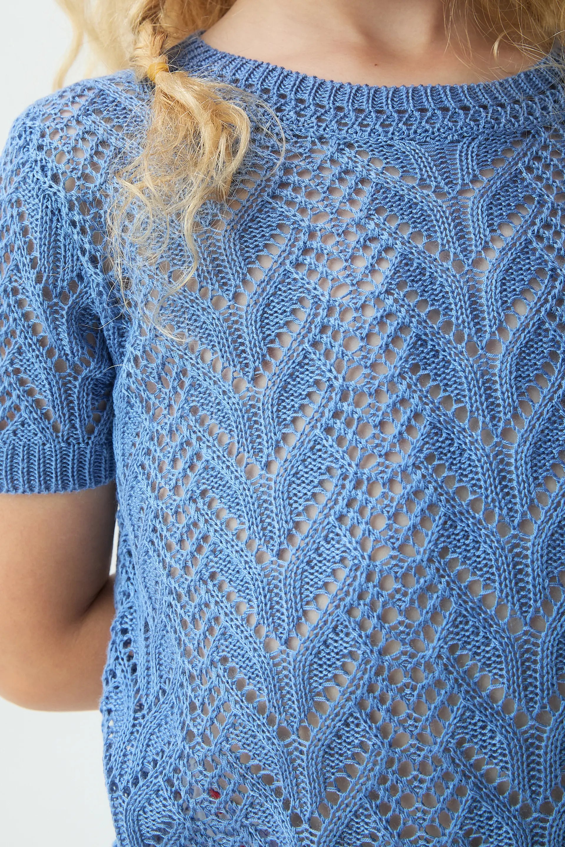 Jersey de niña con bordado azul