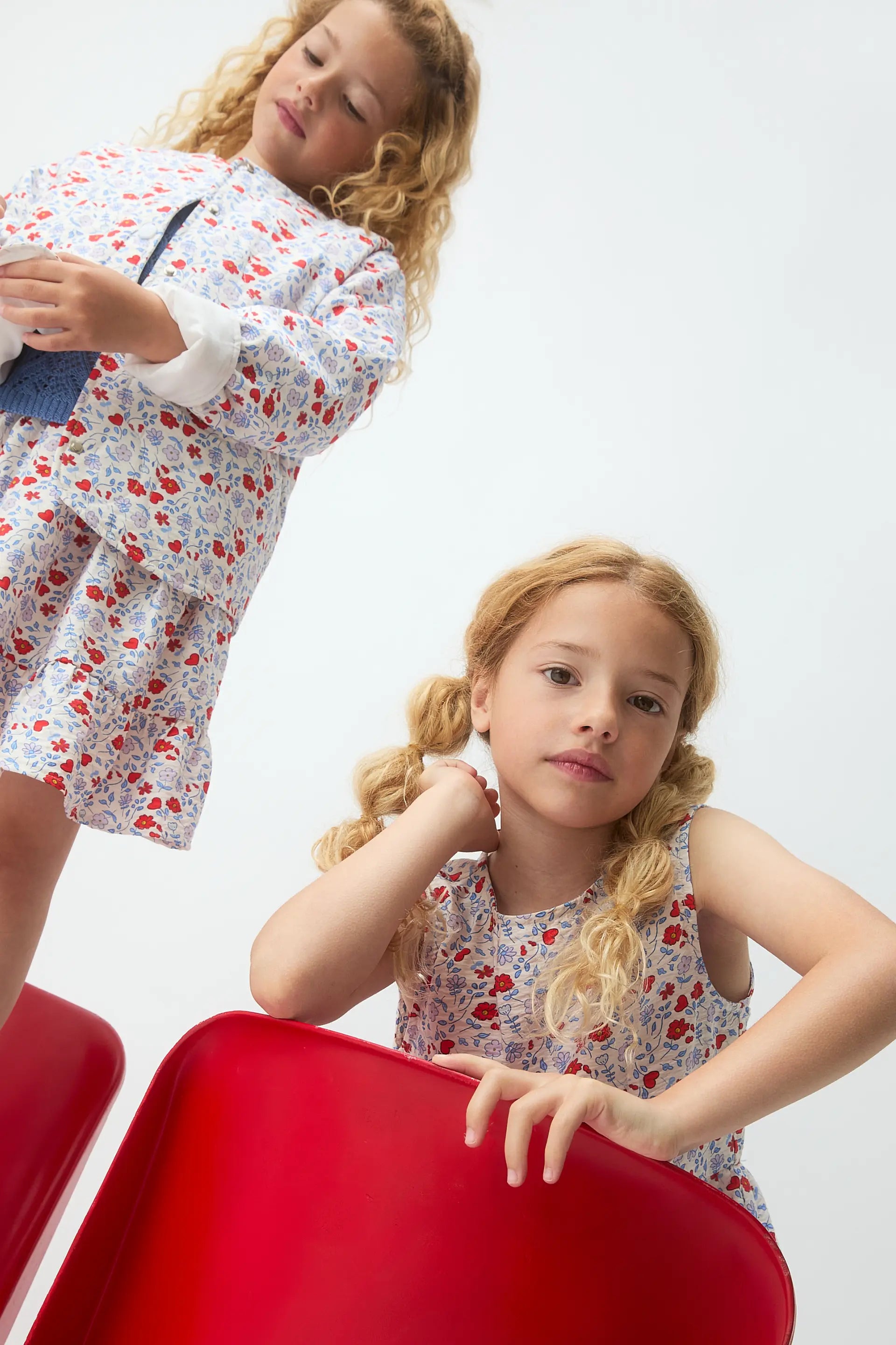 Jersey de niña con bordado azul