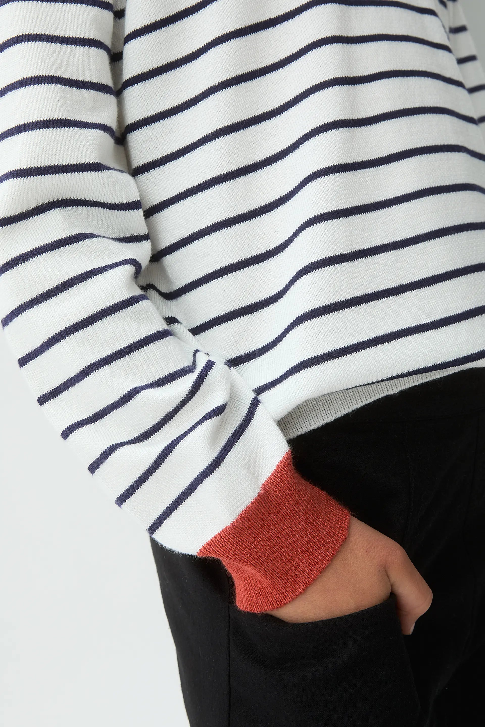 Jersey de niña  con cuello rojo