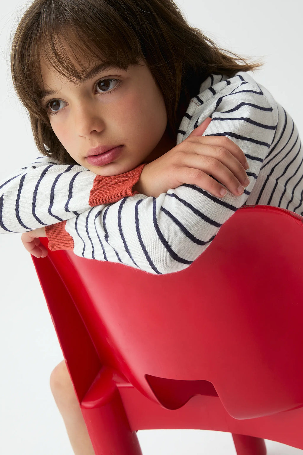 Jersey de niña  con cuello rojo