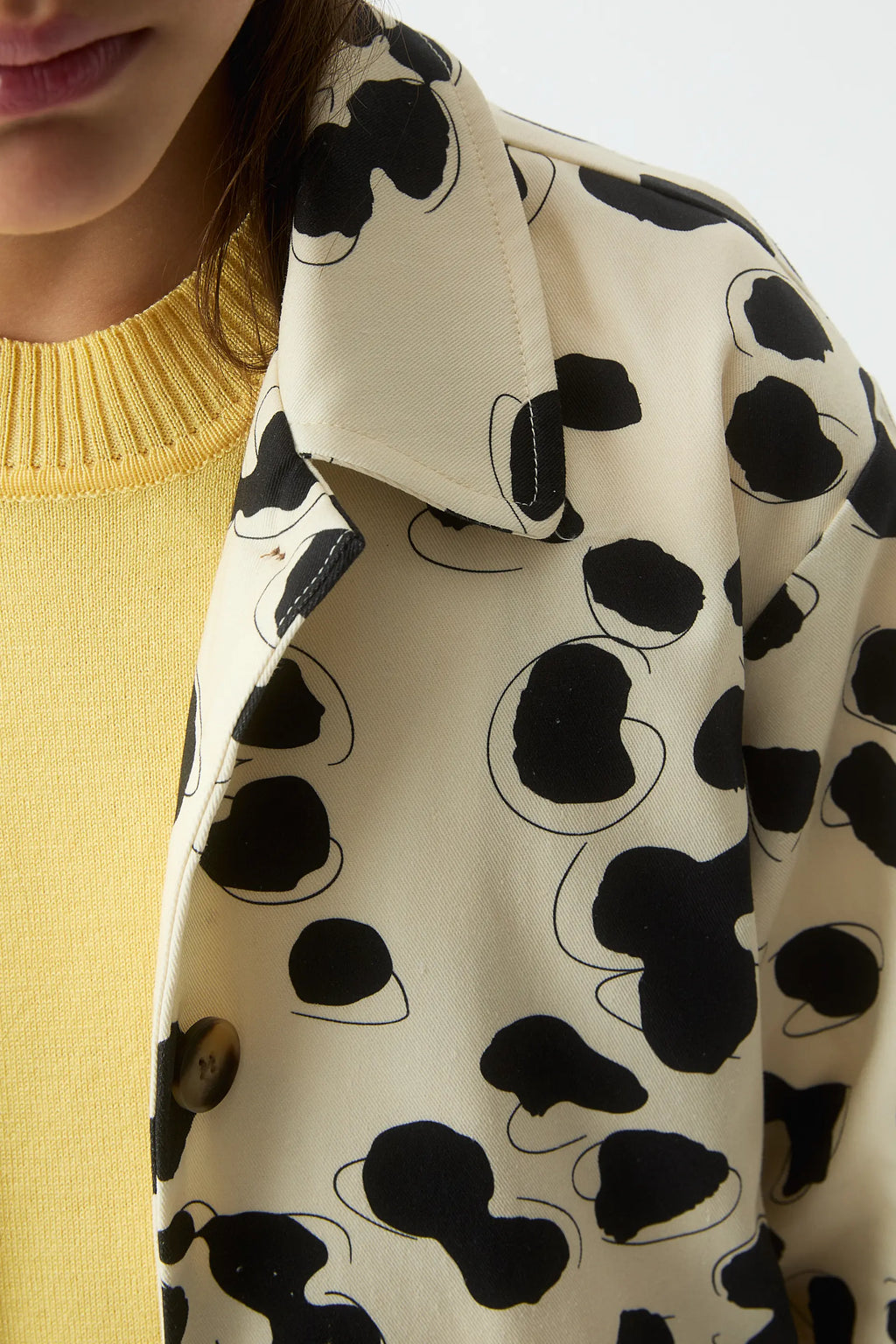 Gabardina de niña con estampado Dalmatian