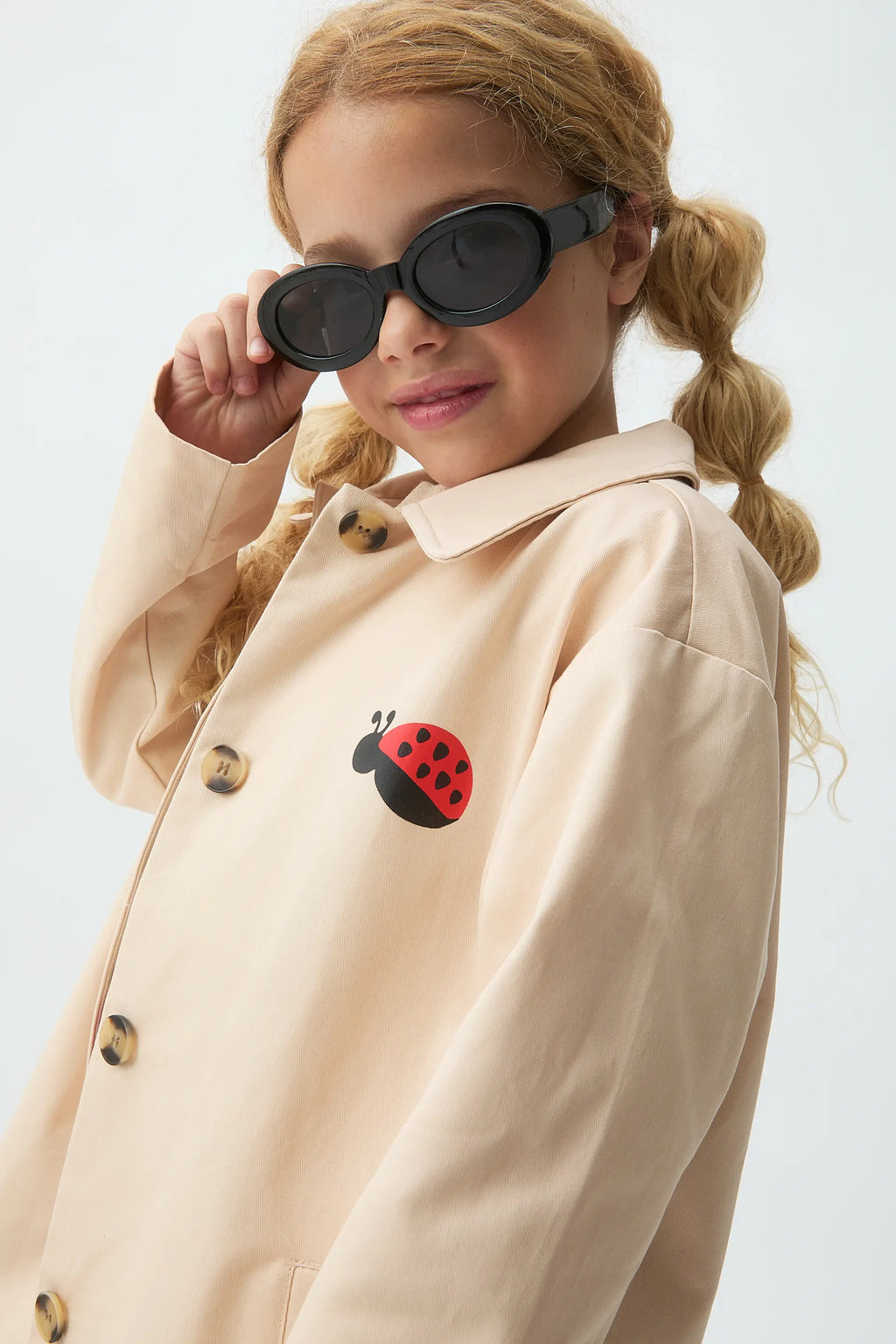 Gabardina de niña con print de Mariquita