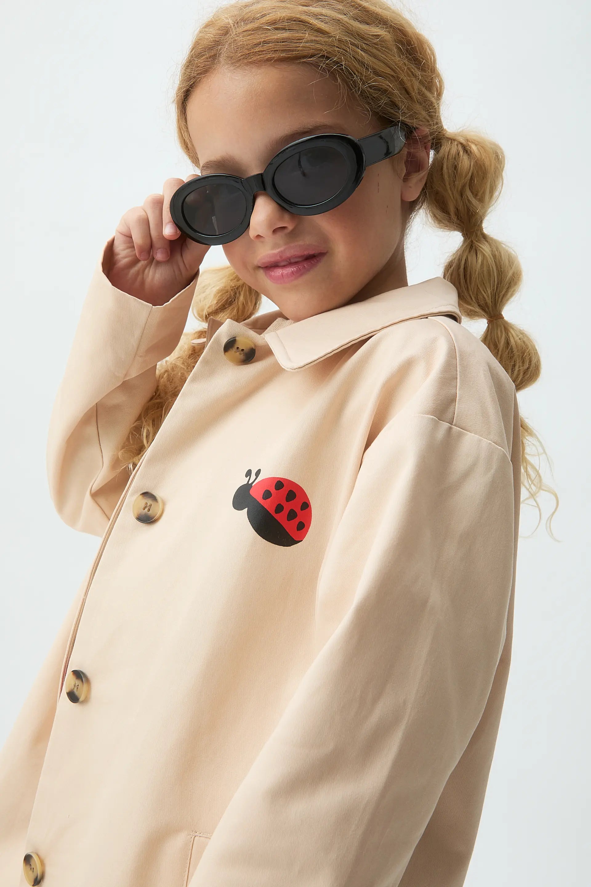 Gabardina de niña con print de Mariquita