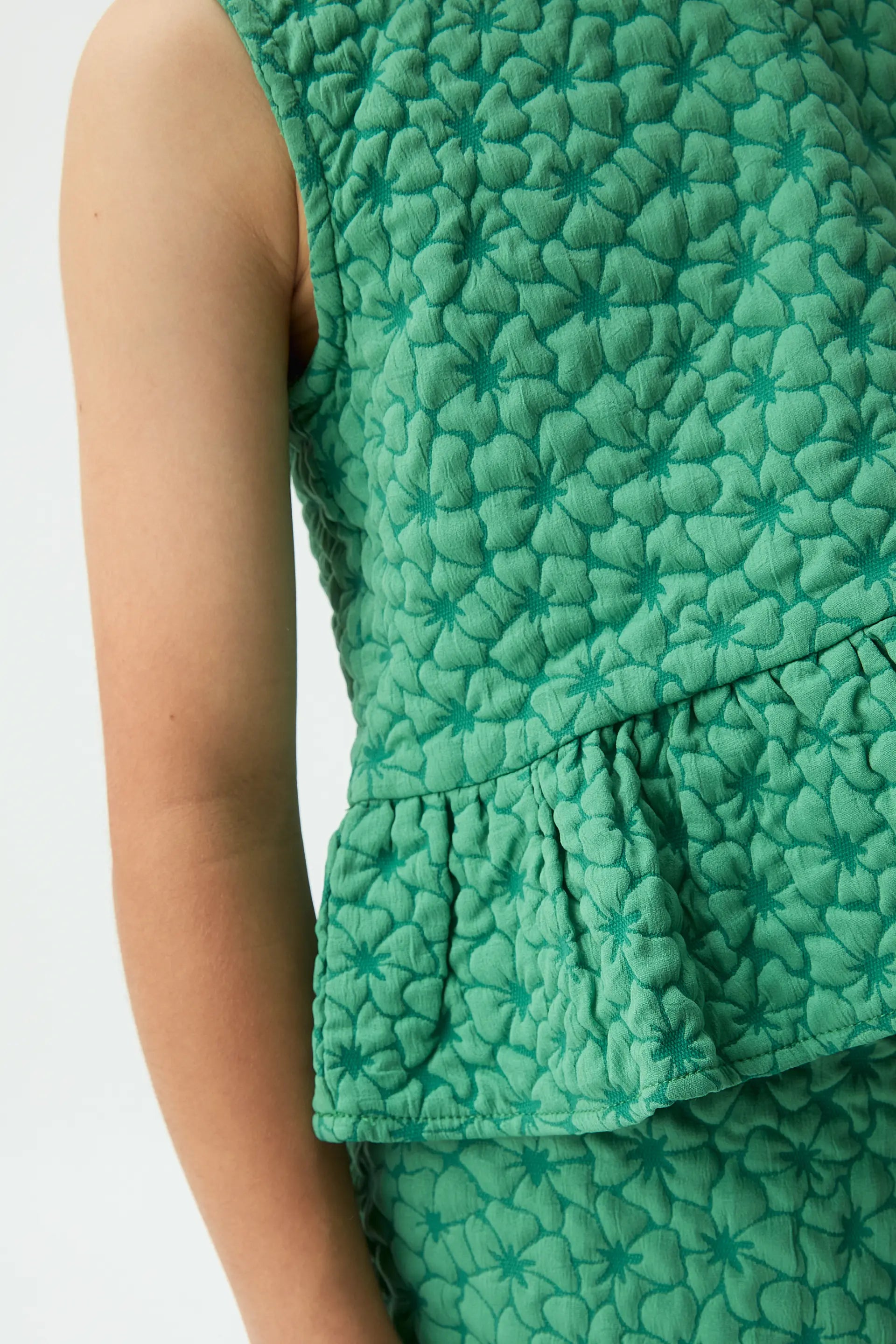 Top de ni?a con estampado floral verde