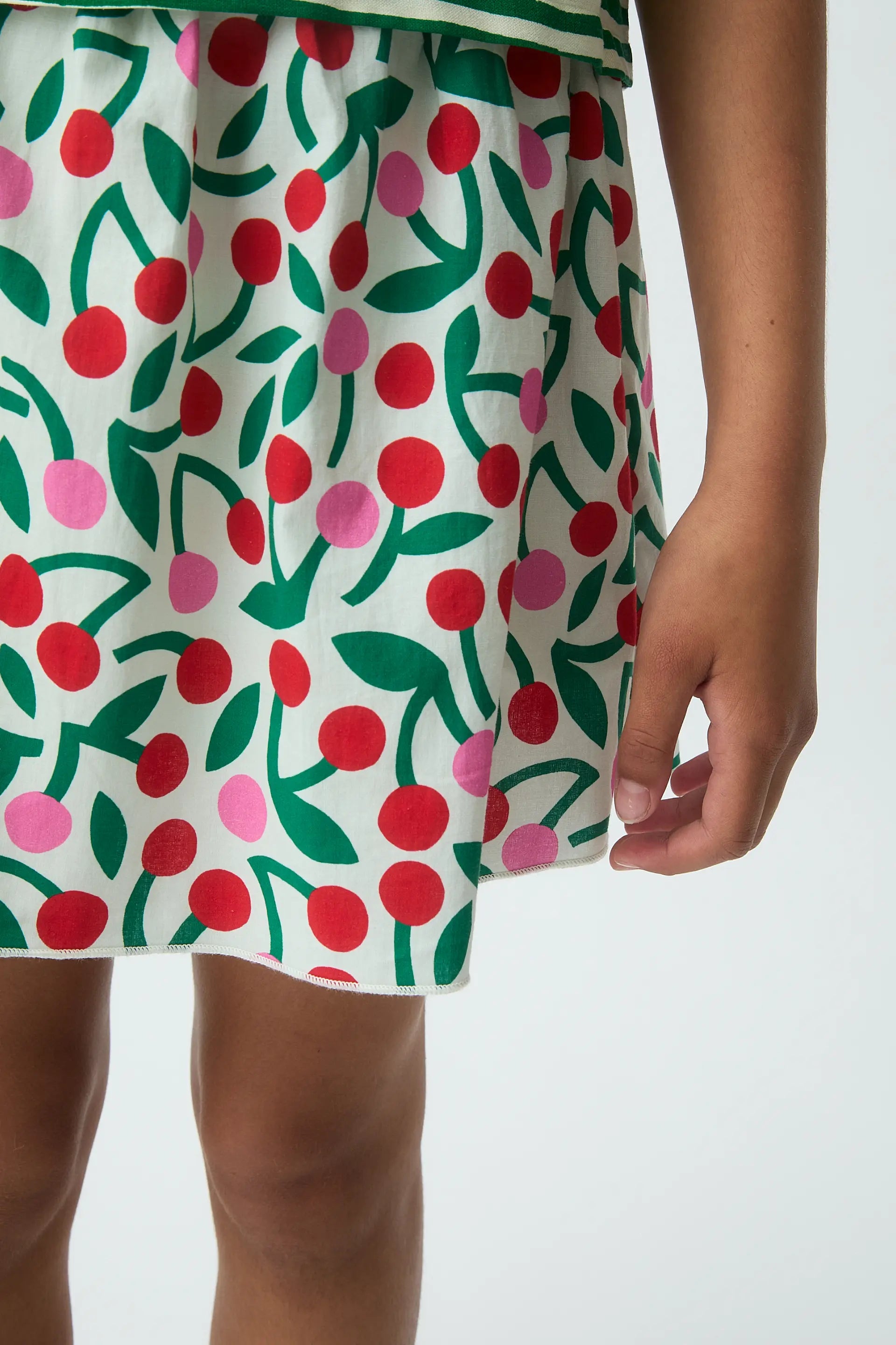Falda corta de ni?a con estampado Guinda