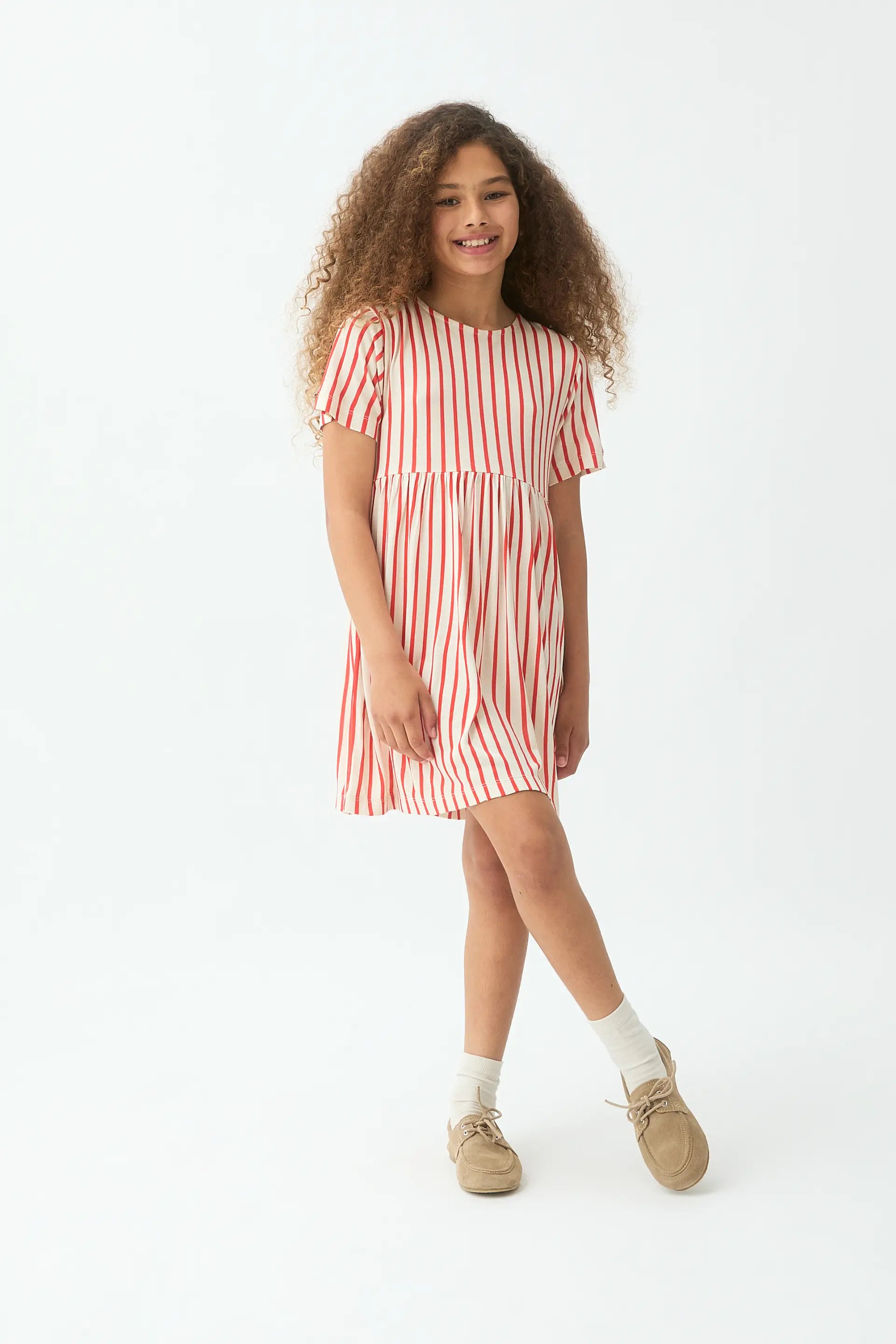 Vestido corto de ni?a con estampado de rayas rojas