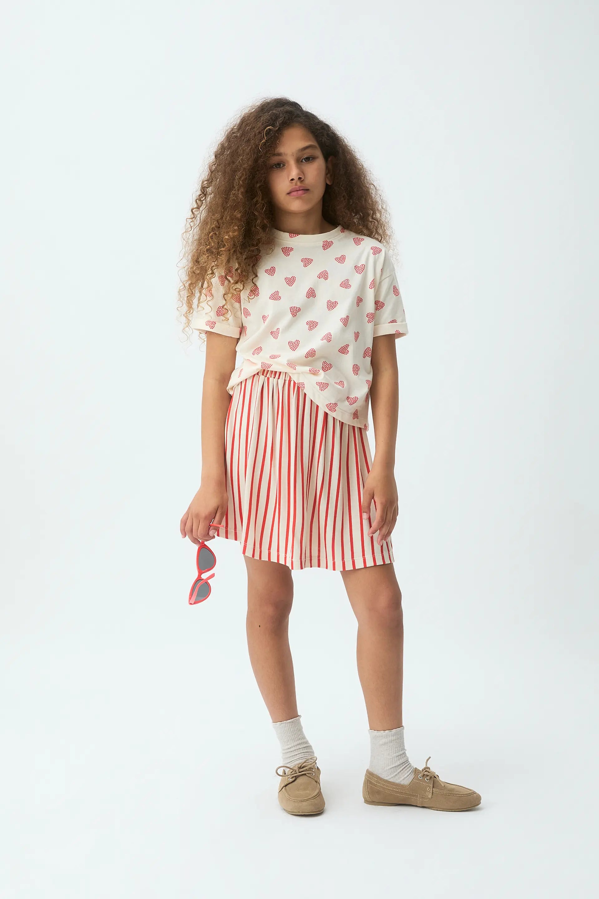 Falda corta de ni?a con estampado de rayas rojas