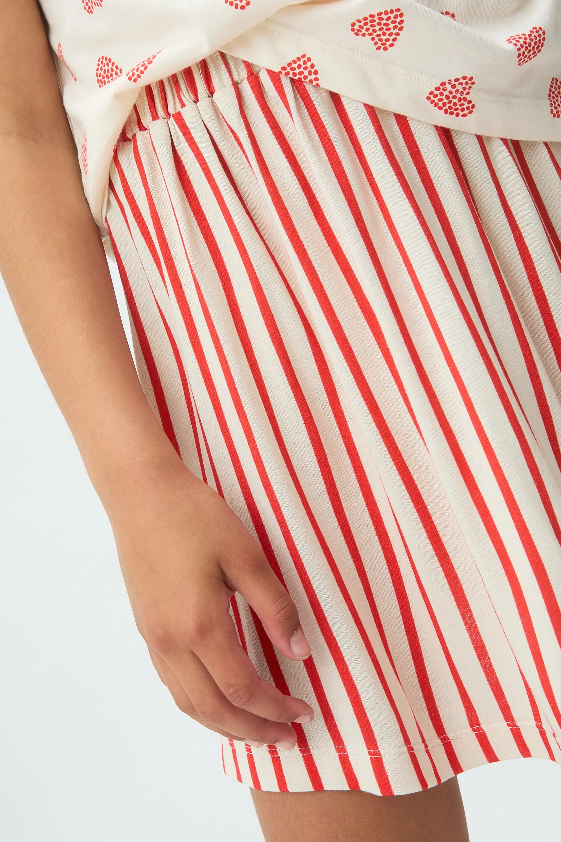 Falda corta de ni?a con estampado de rayas rojas