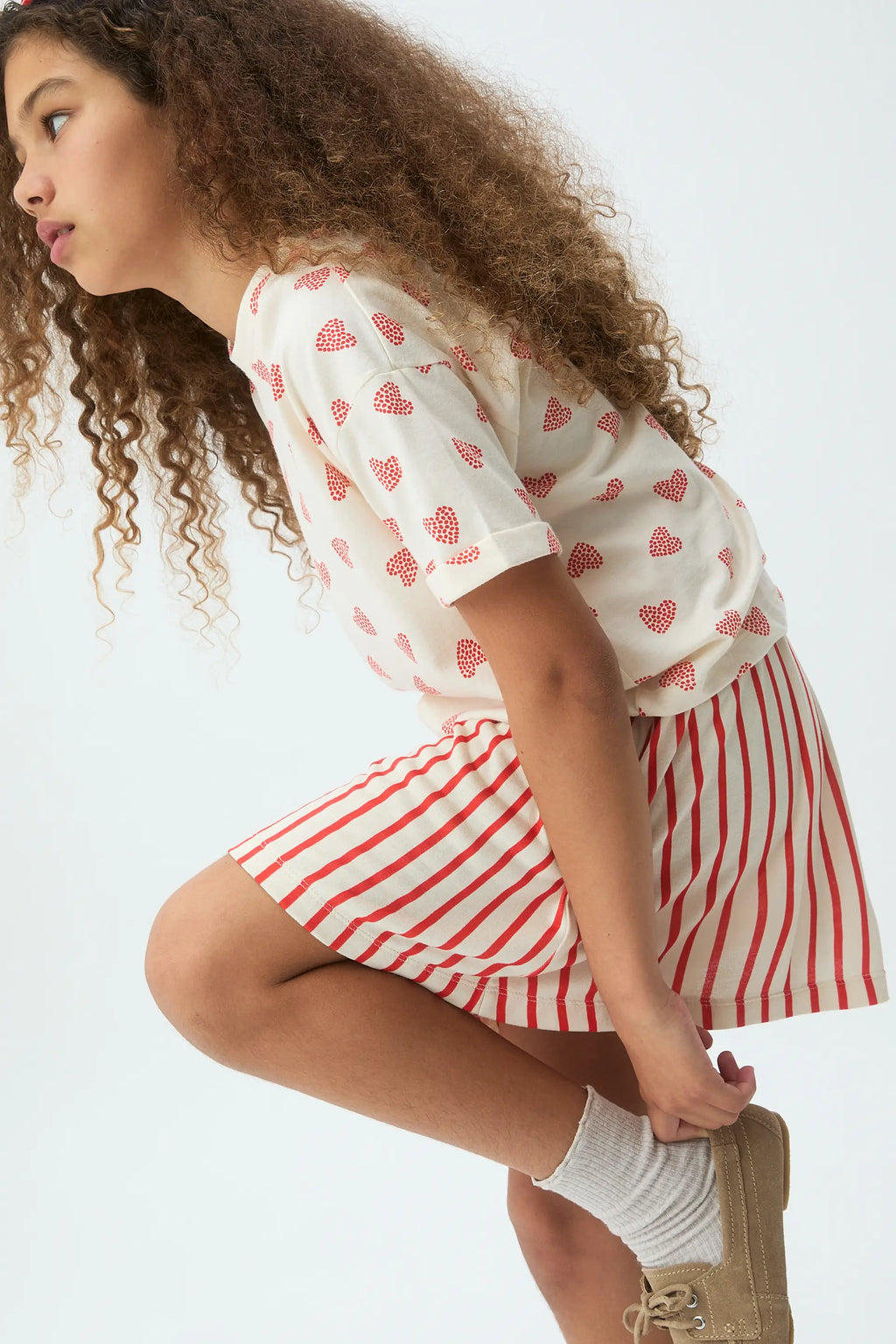 Falda corta de ni?a con estampado de rayas rojas