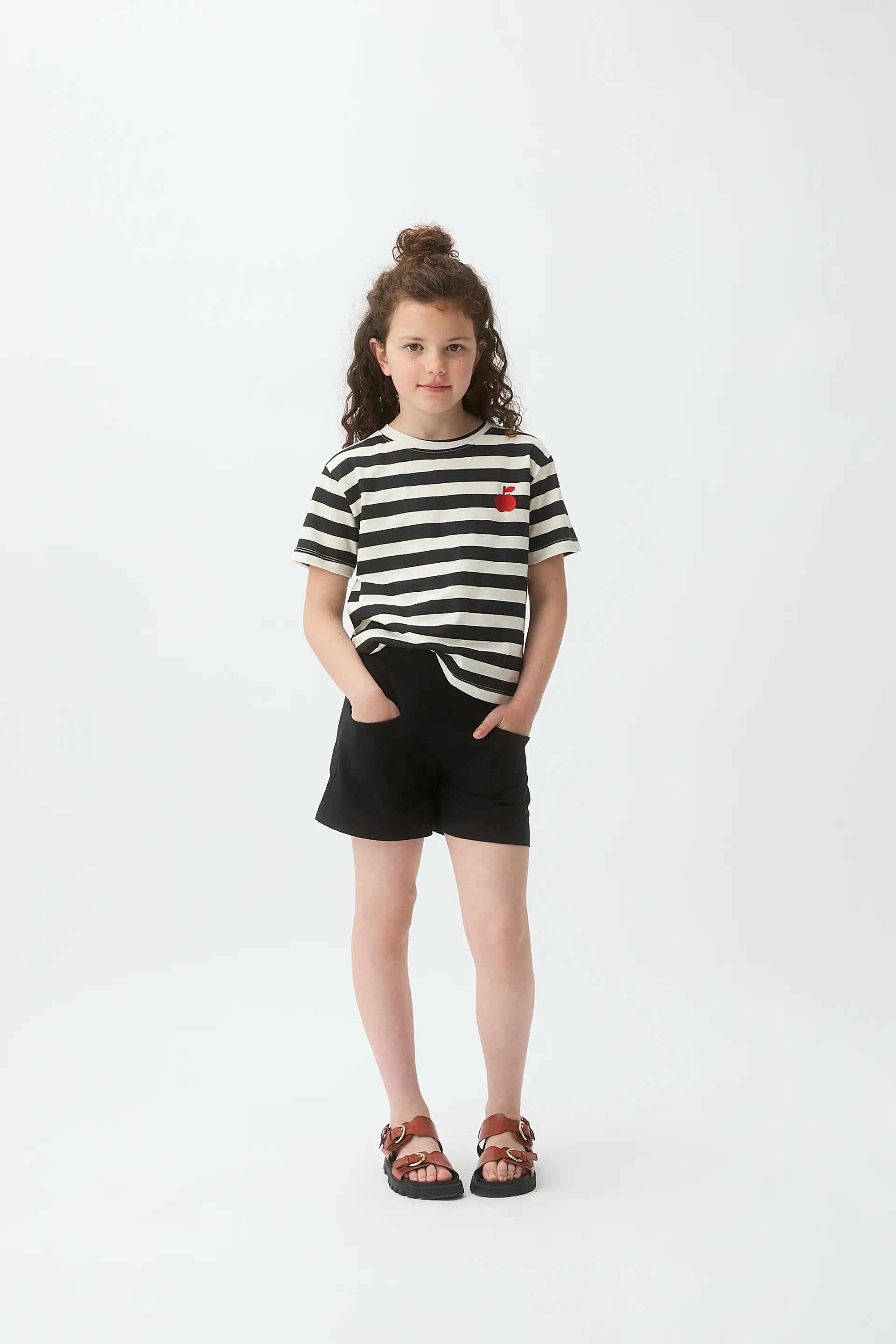 Camiseta de ni?a con estampado de rayas negras y bordado de manzana