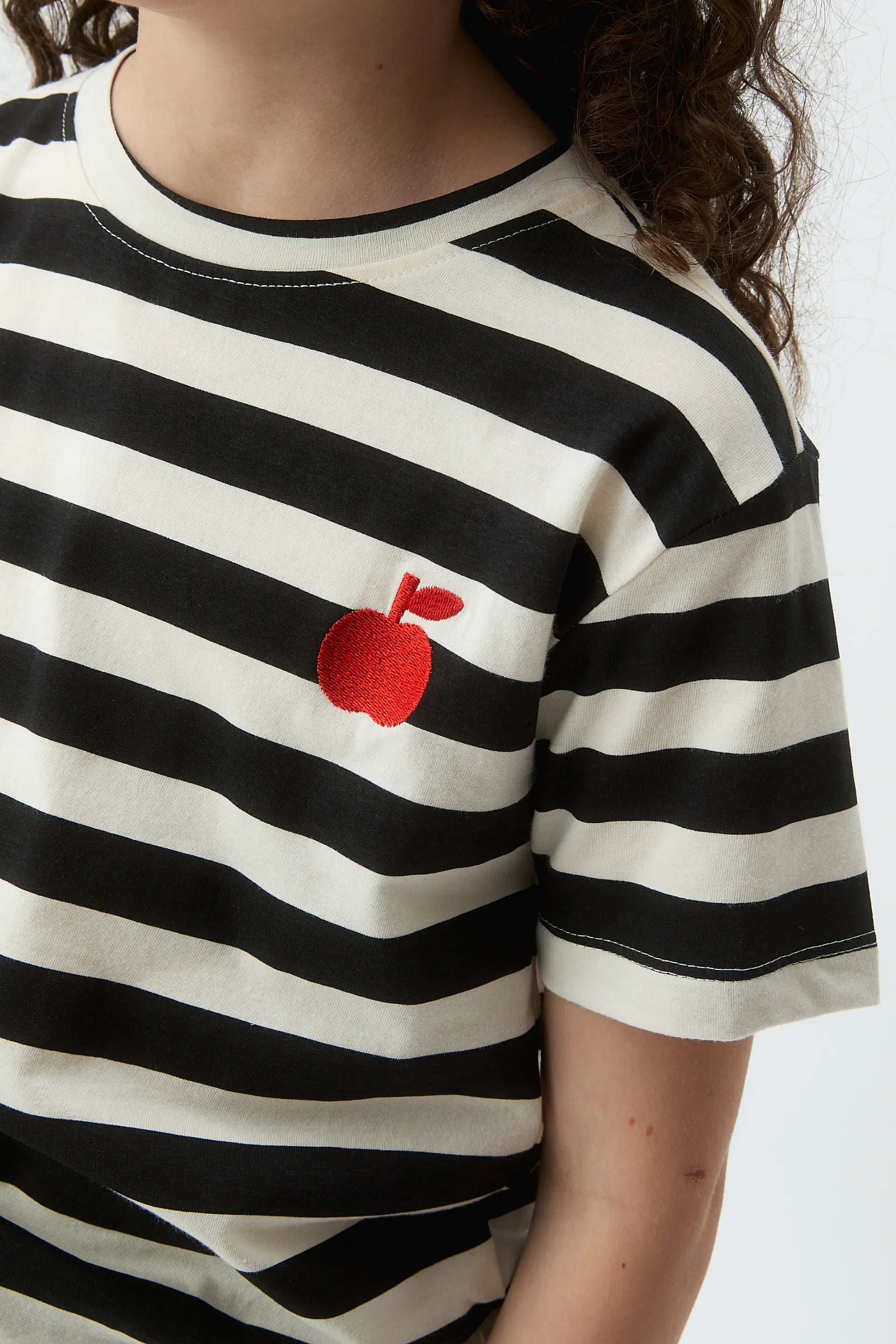 Camiseta de ni?a con estampado de rayas negras y bordado de manzana