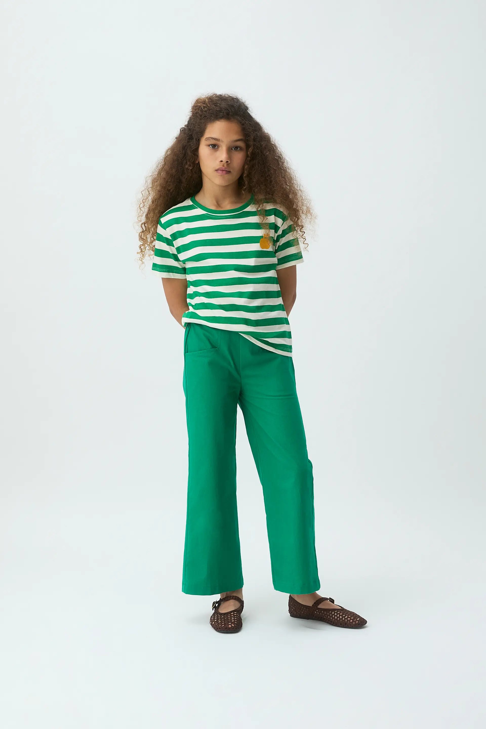 Camiseta de ni?a con estampado de rayas verdes y bordado de manzana