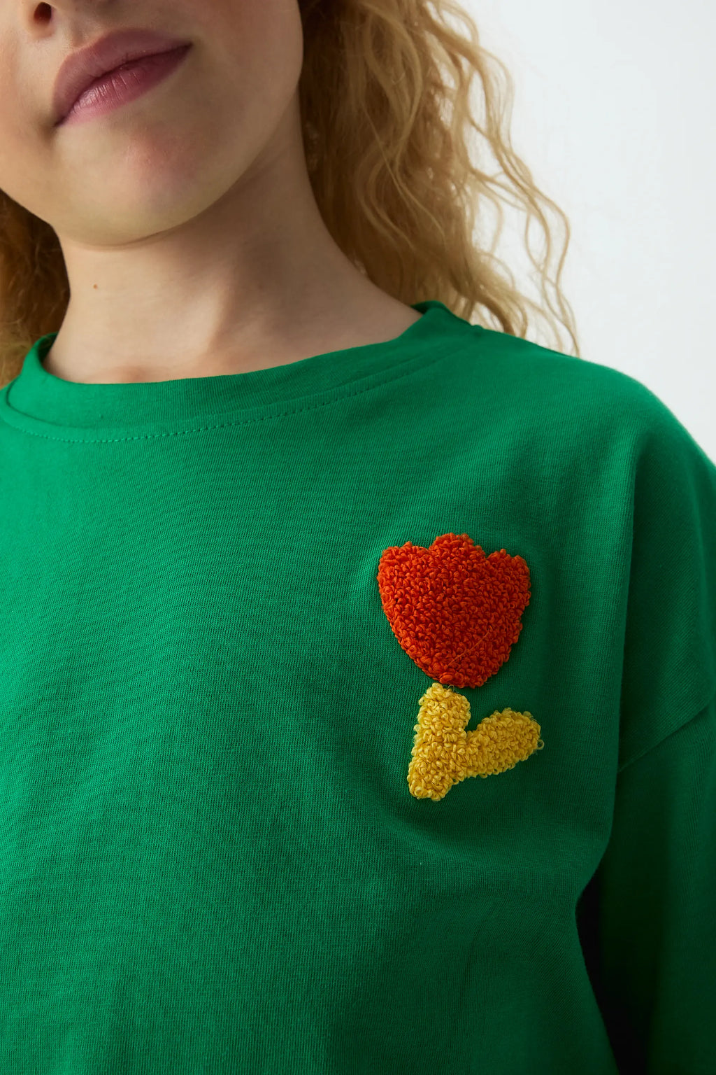 Camiseta de ni?a con bordado de Tulip¨¢n