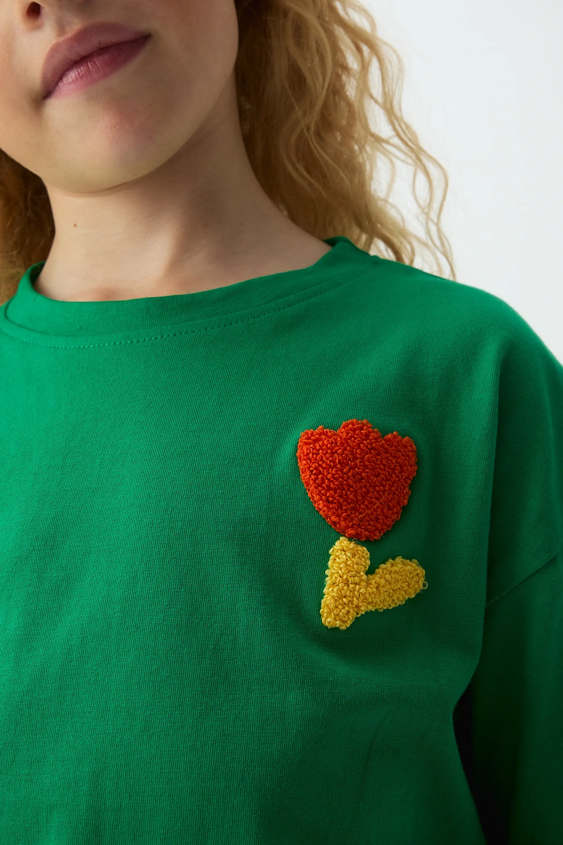 Camiseta de ni?a con bordado de Tulip¨¢n