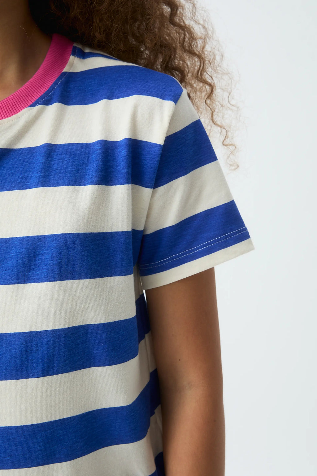 Camiseta de ni?a con estampado de rayas azul y blanca