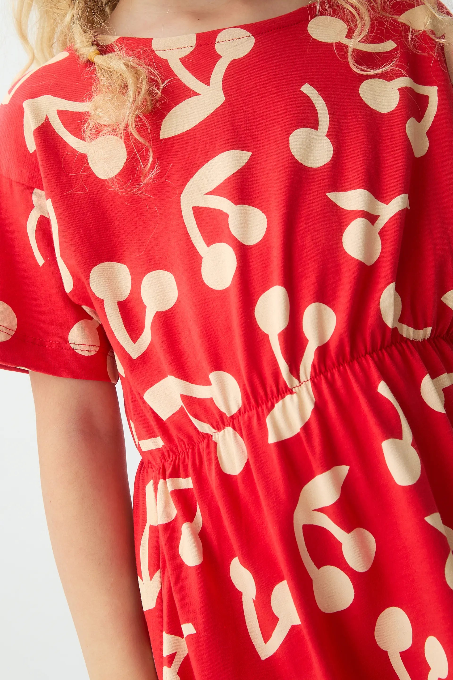 Vestido corto de ni?a con estampado de Guinda
