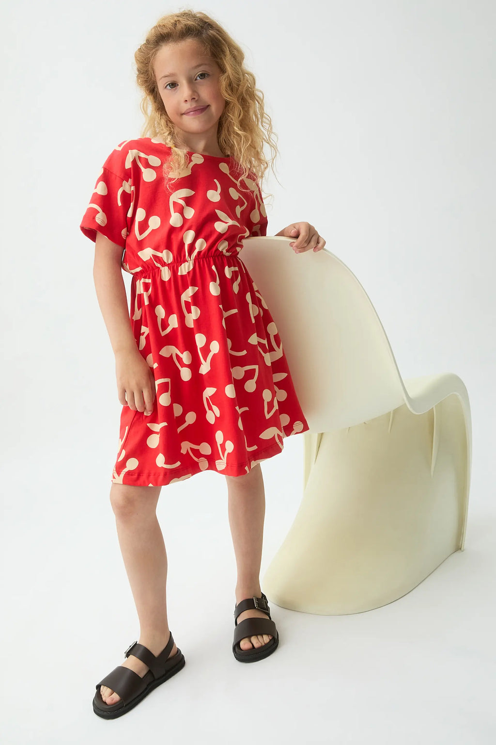 Vestido corto de ni?a con estampado de Guinda