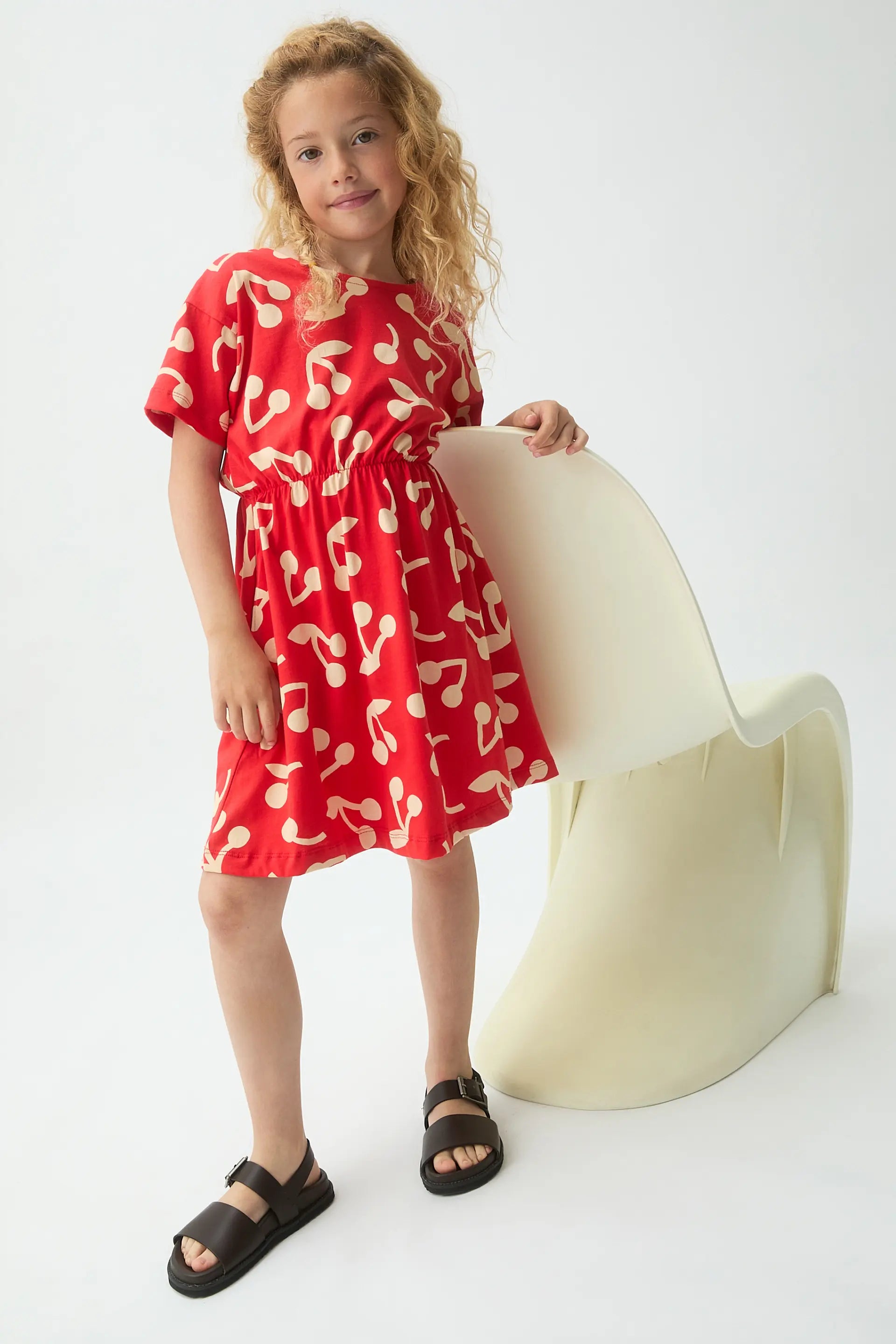 Vestido corto de ni?a con estampado de Guinda