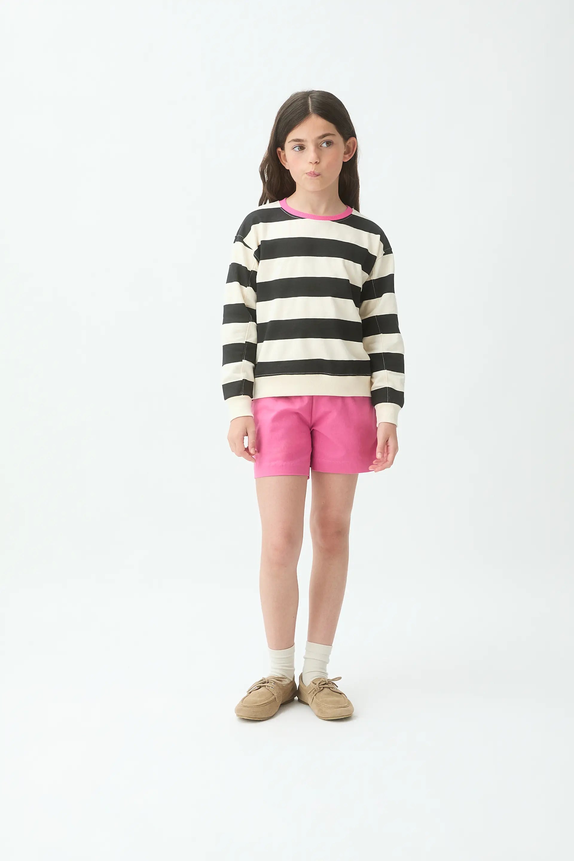 Sudadera de niña con estampado de rayas blanco y negro