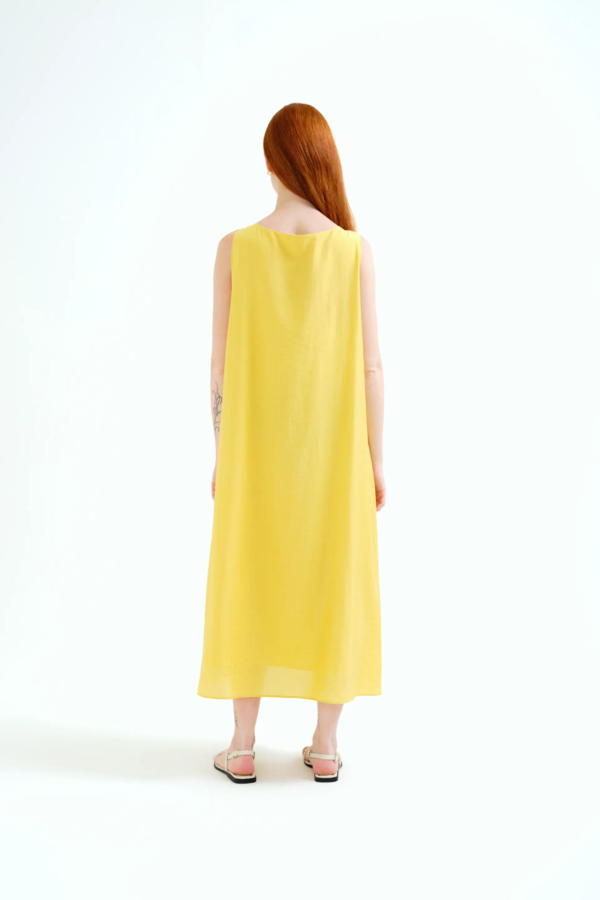 Vestido largo amarillo con detalle anudado