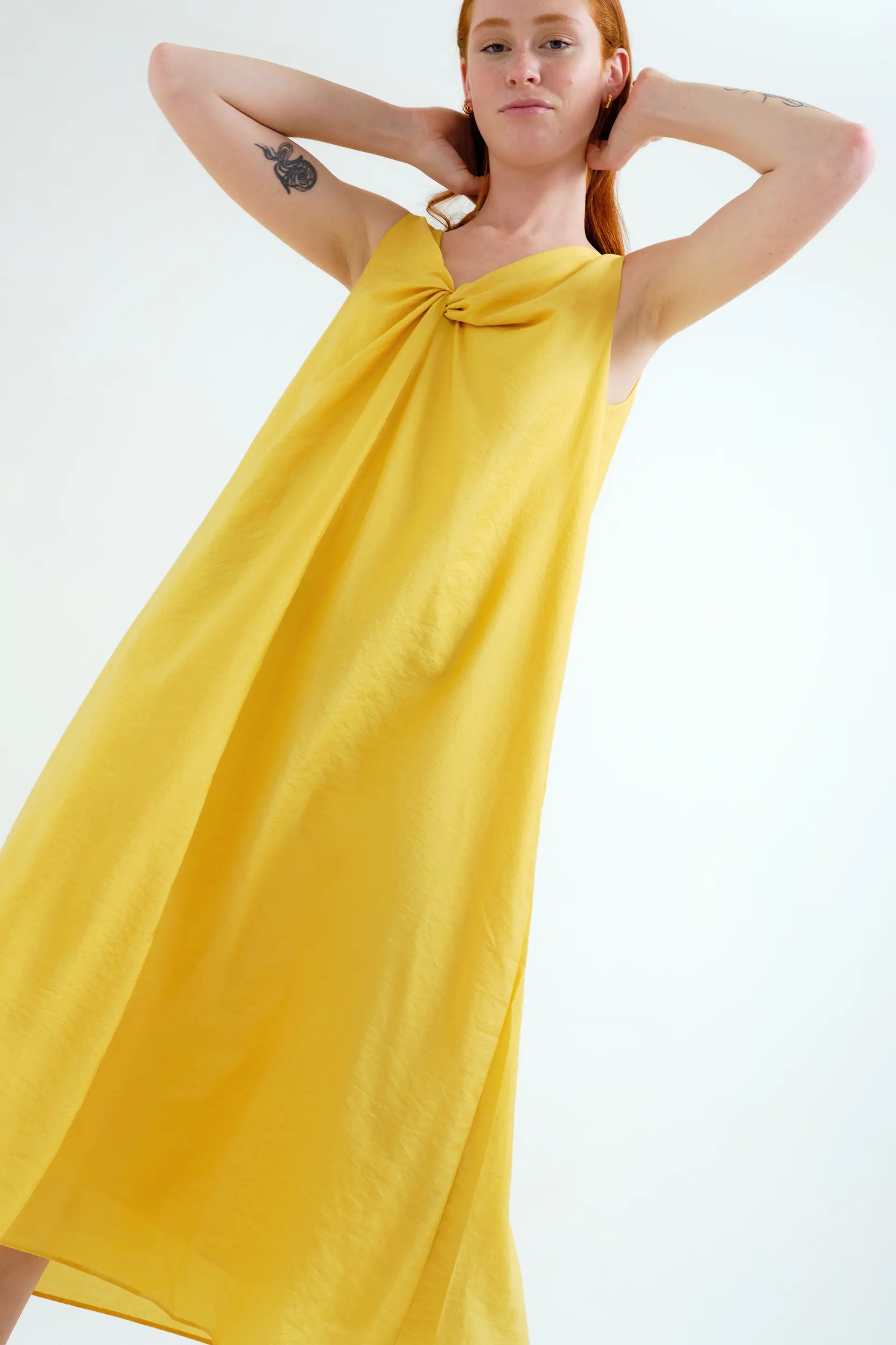 Vestido largo amarillo con detalle anudado
