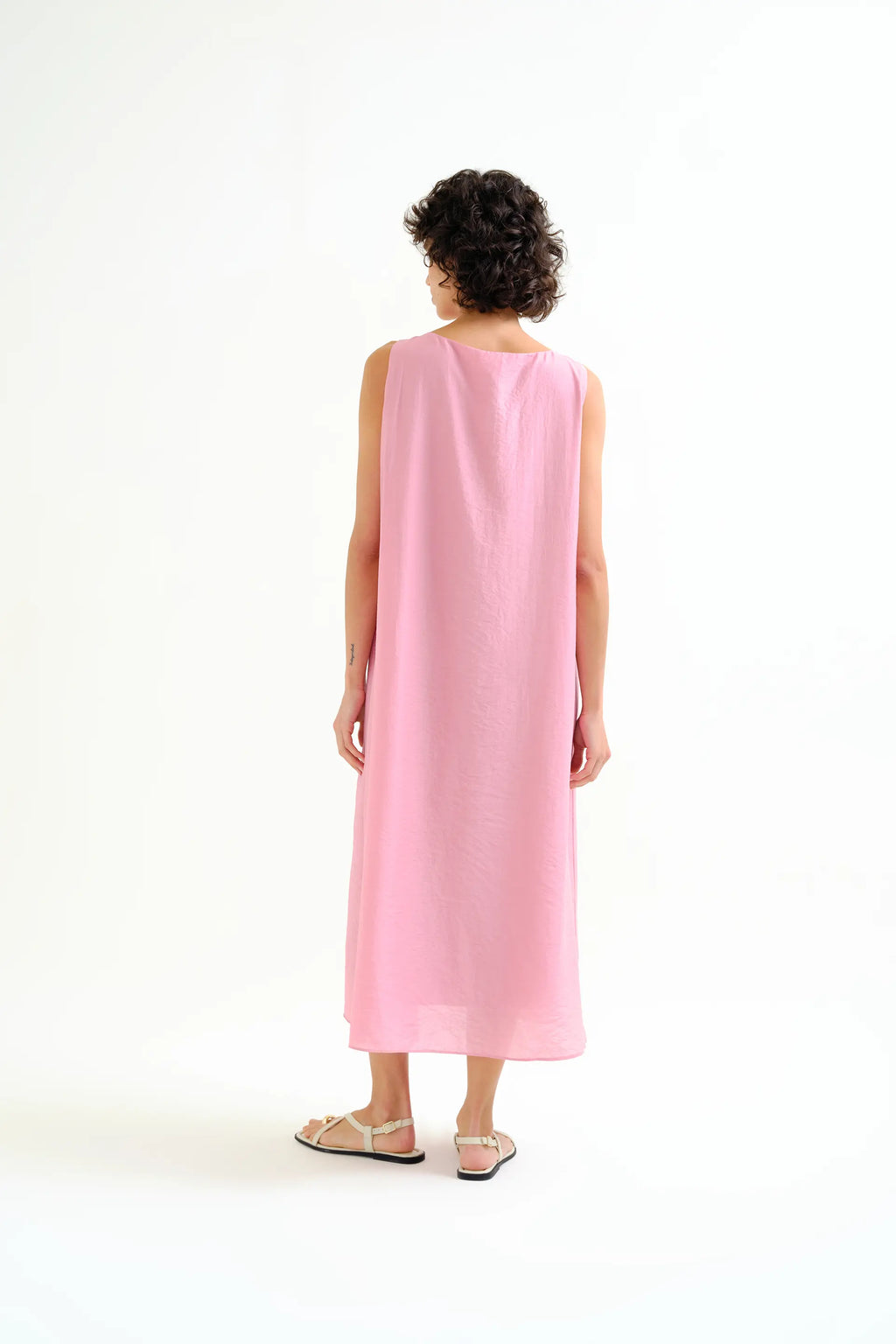 Vestido largo rosa con detalle anudado