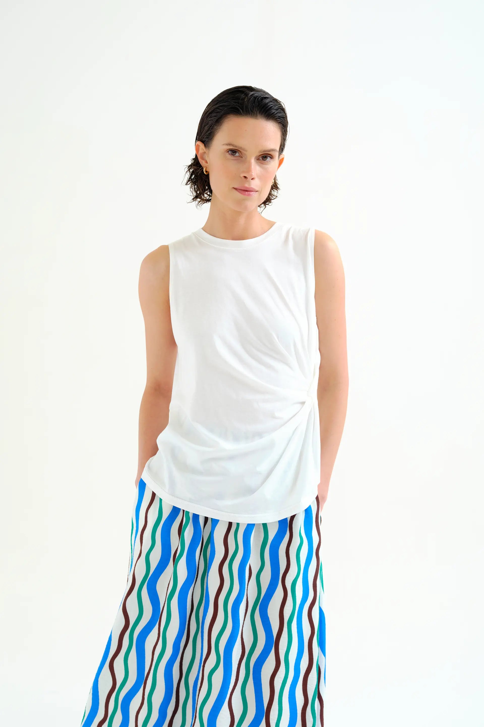 Camisa blanca 100% algod¨®n con detalle drapeado