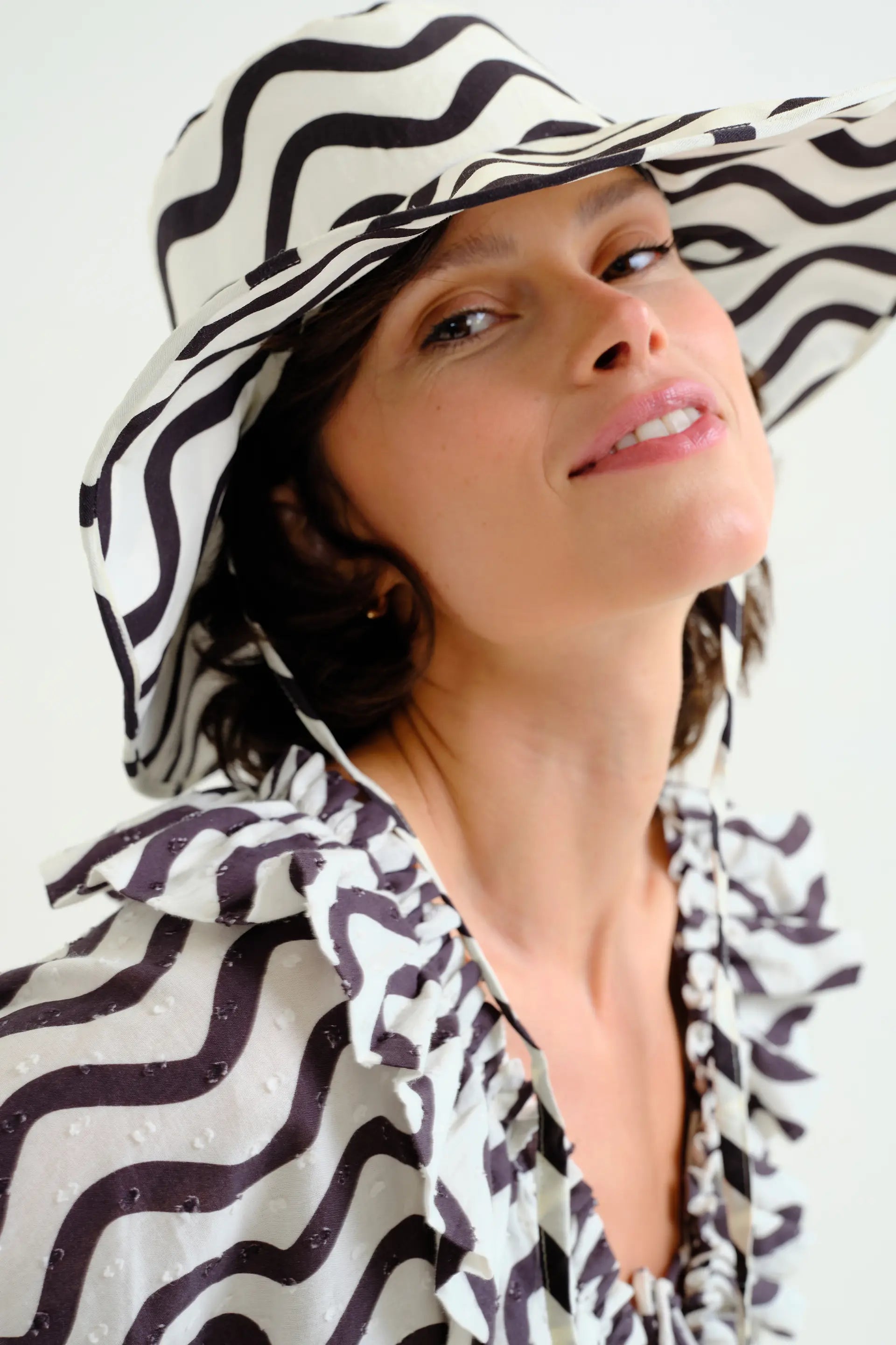 Sombrero con estampado Wave Black & White