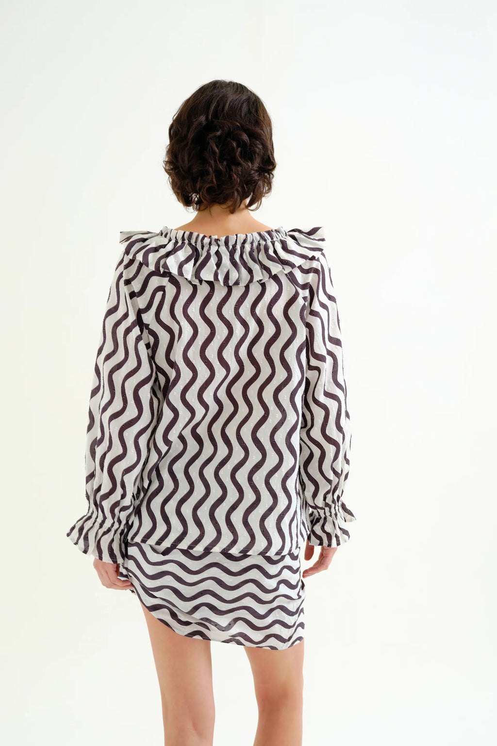 Top playero con estampado Wave Black & White con volantes