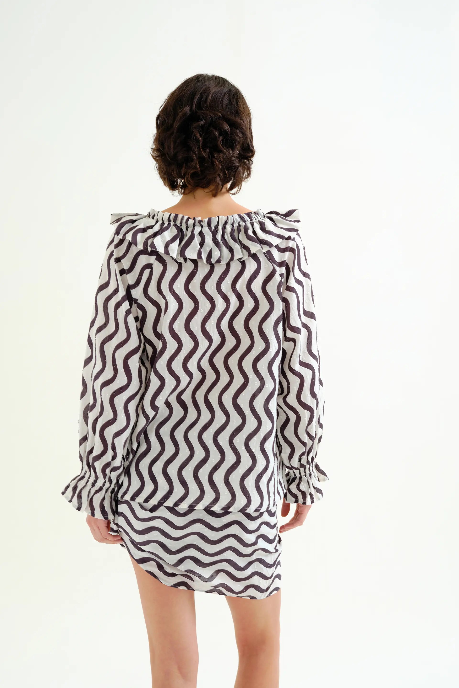 Top playero con estampado Wave Black & White con volantes